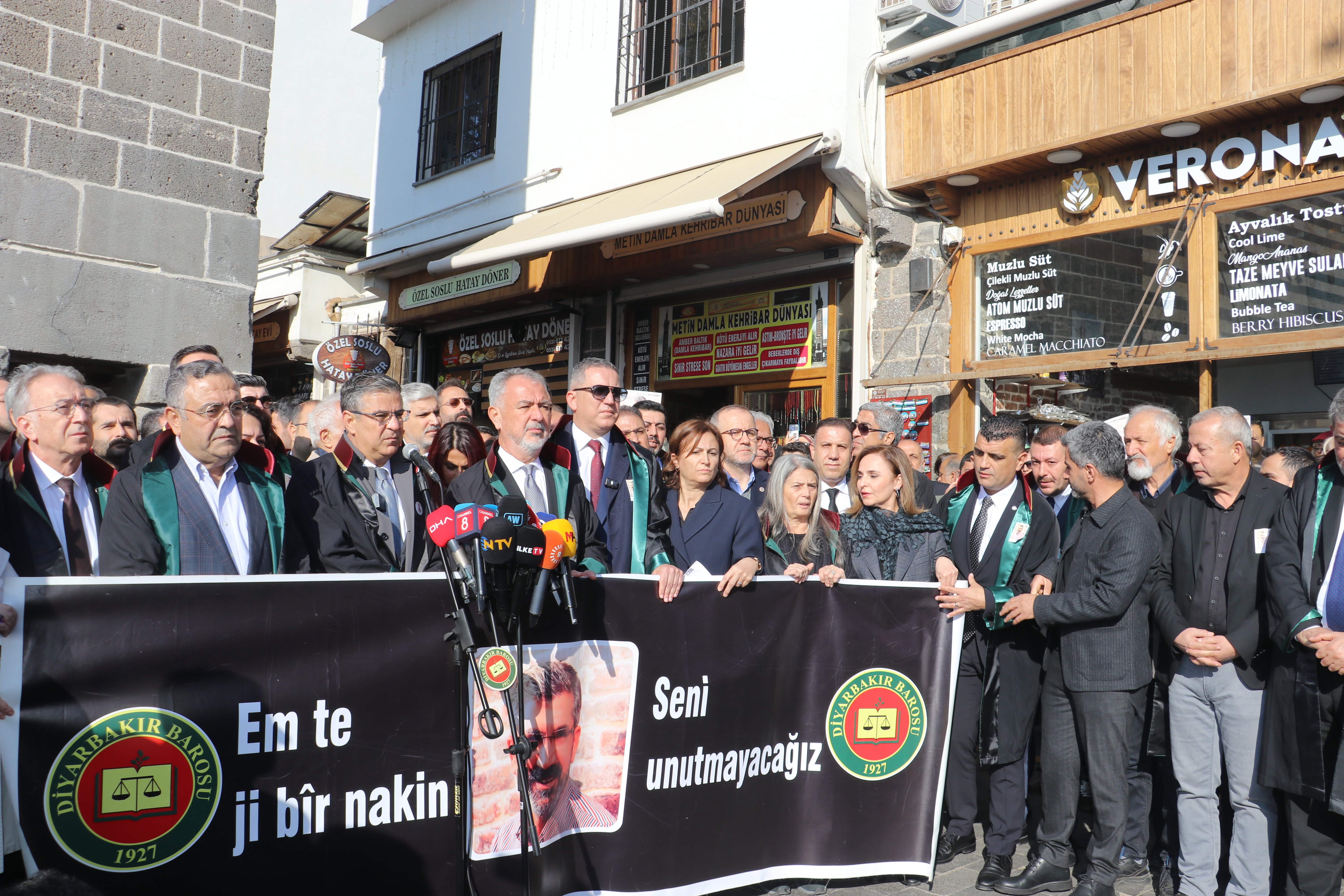 Tahir Elçi anma töreni karanfiller