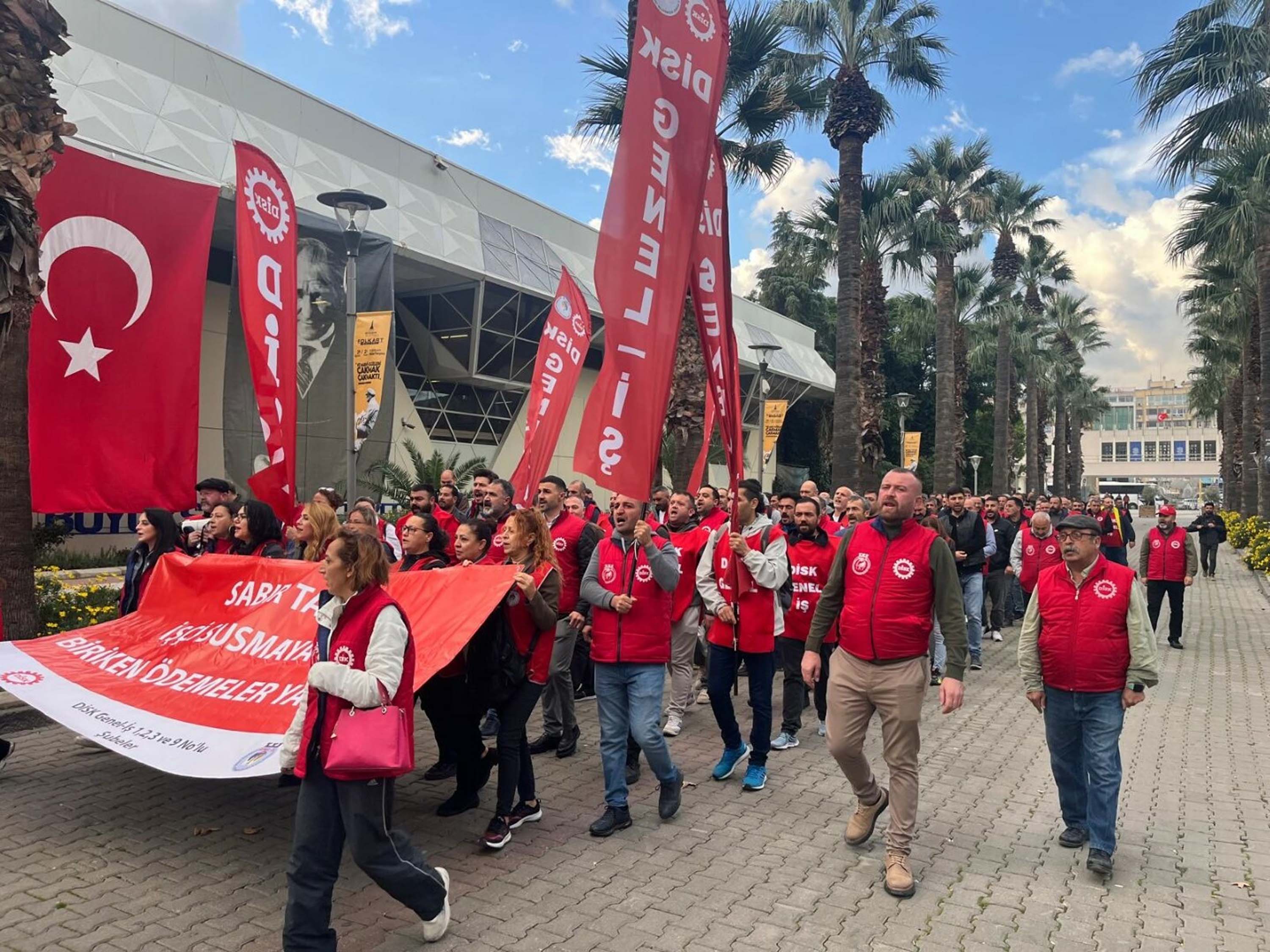 İzmir işçileri Kültürpark ta eylemde