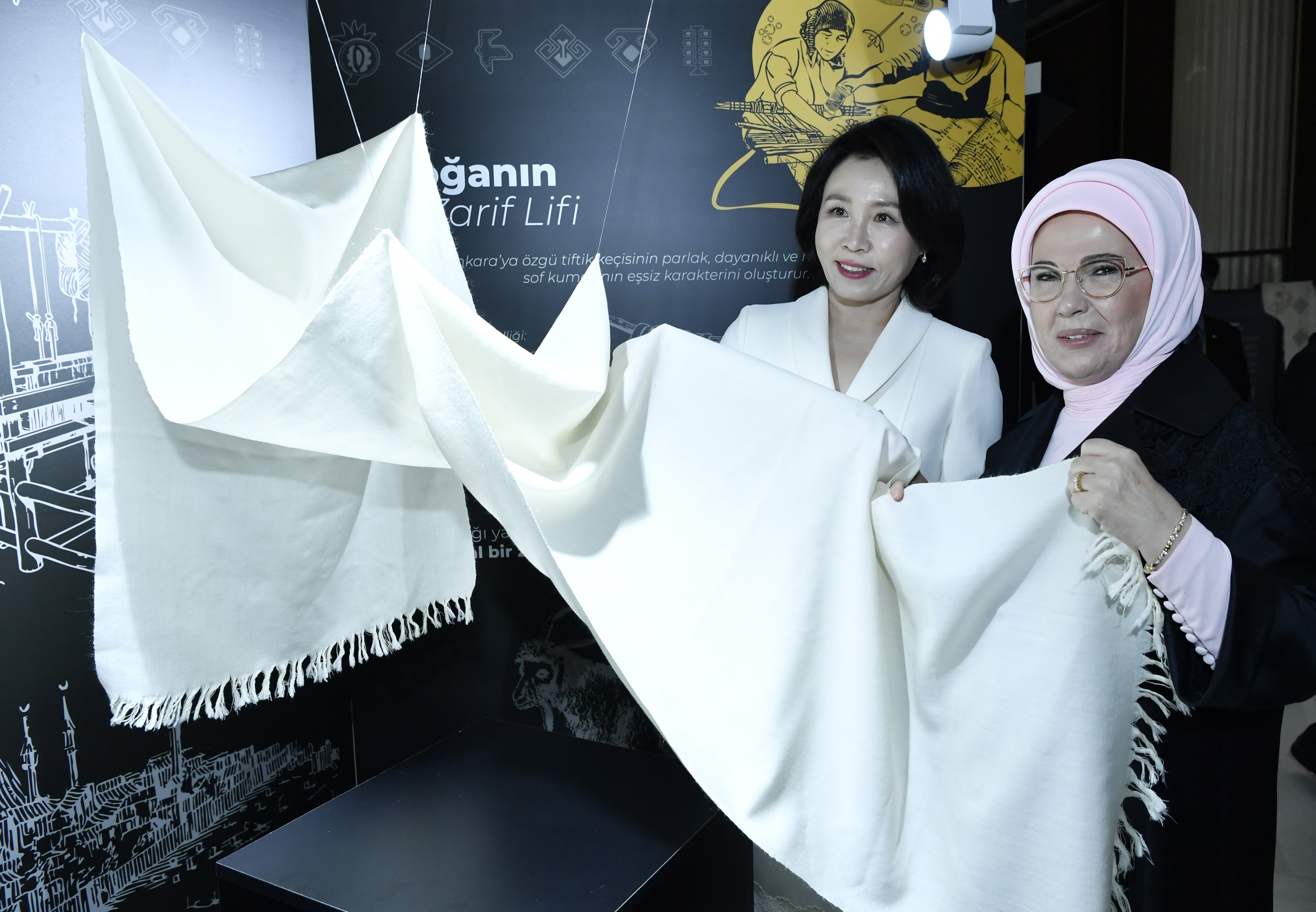 Emine Erdoğan kitap hediye