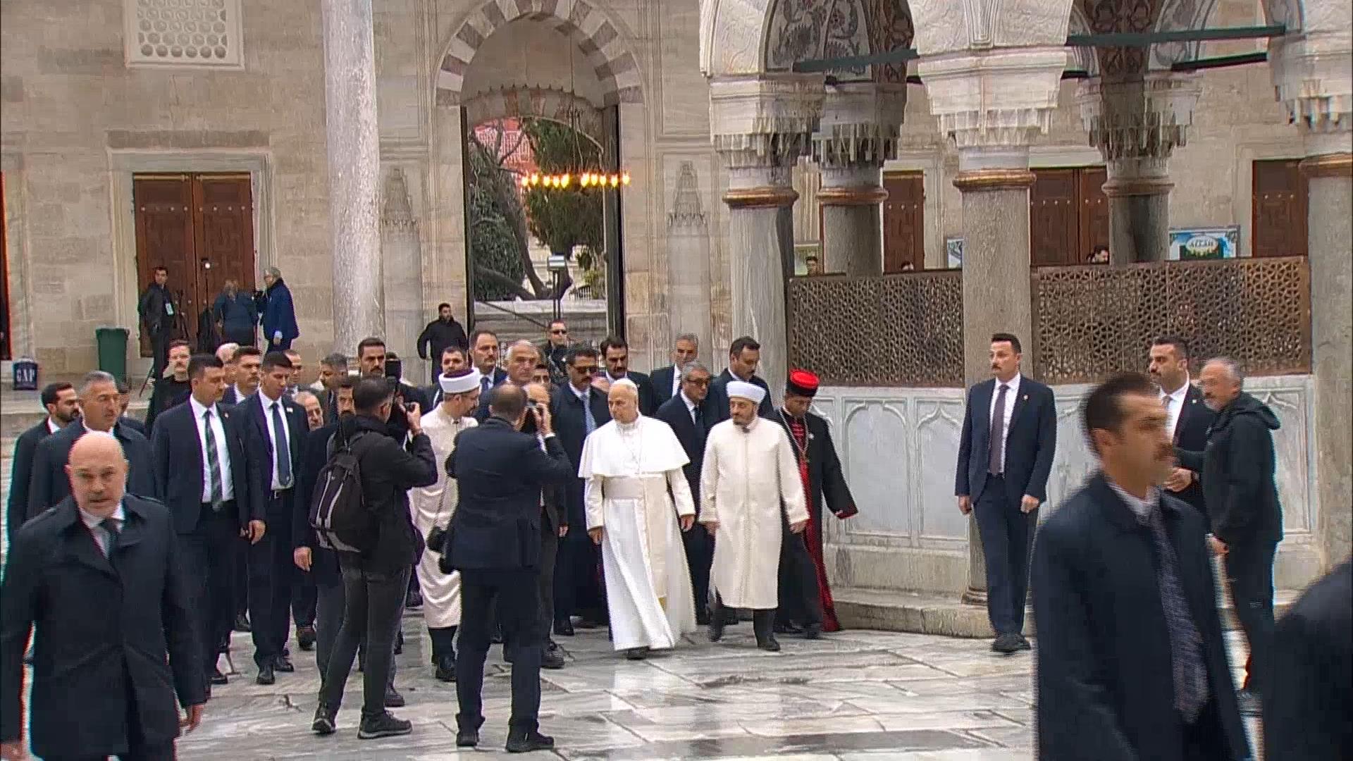 Papa 14. Leo ayakkabılarını çıkarıyor