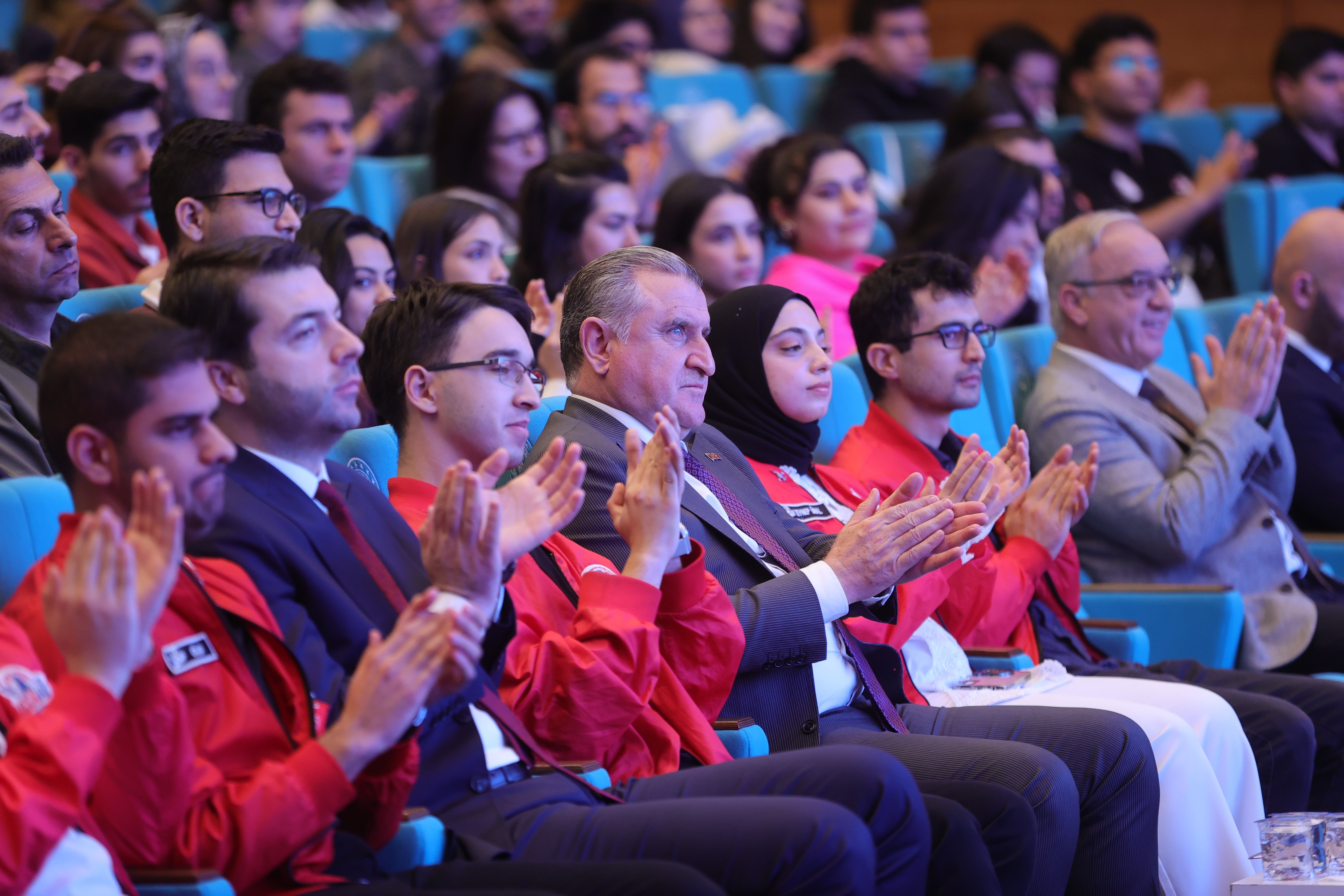 Bakan Osman Aşkın Bak