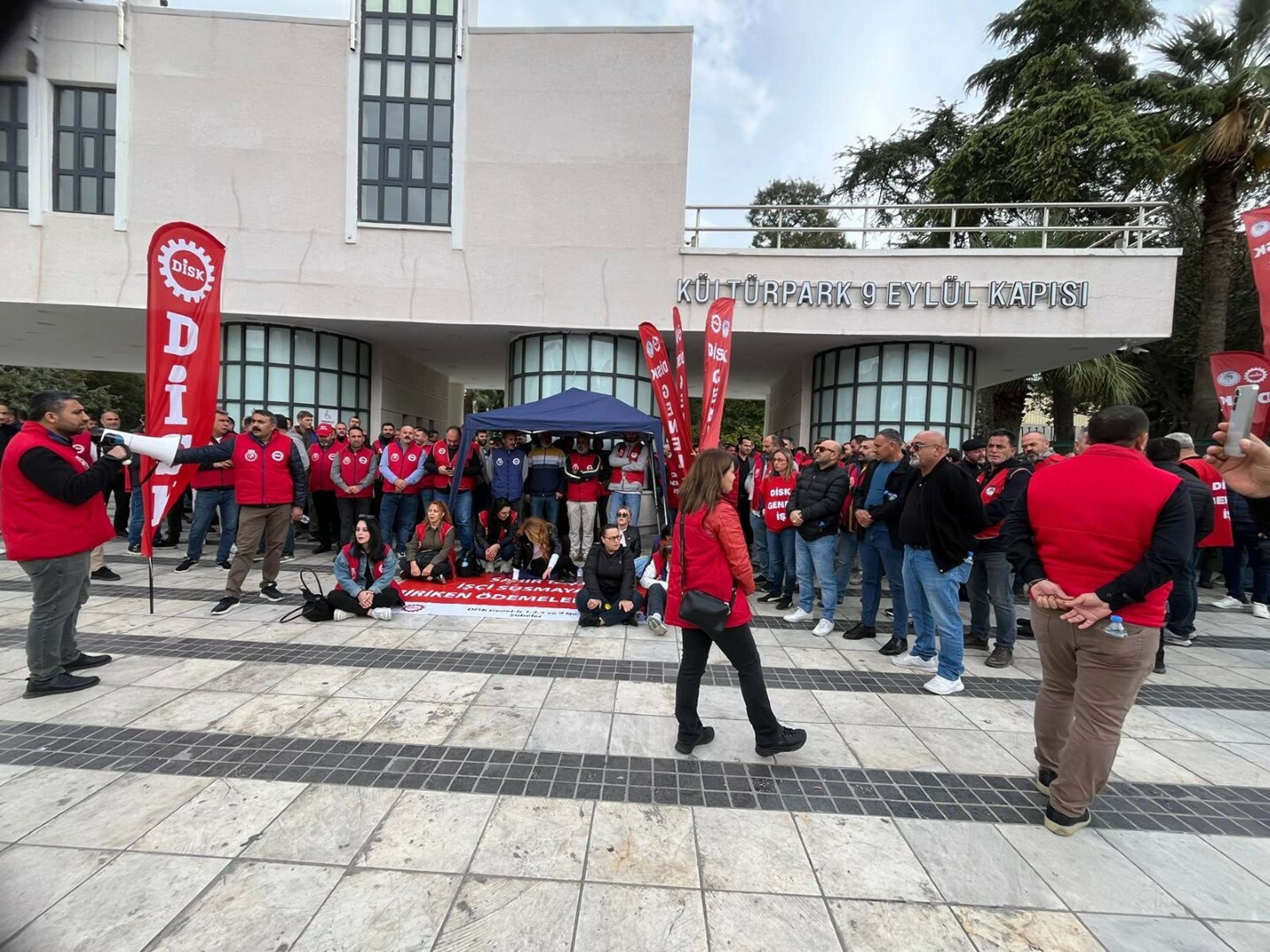 İzmir Büyükşehir Belediyesi işçileri oturma eylemi
