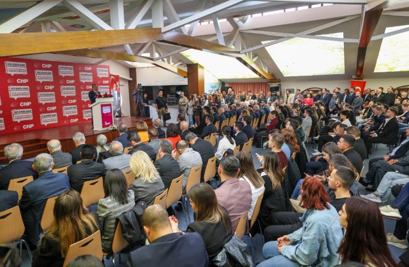 Özgür Özel Gençler