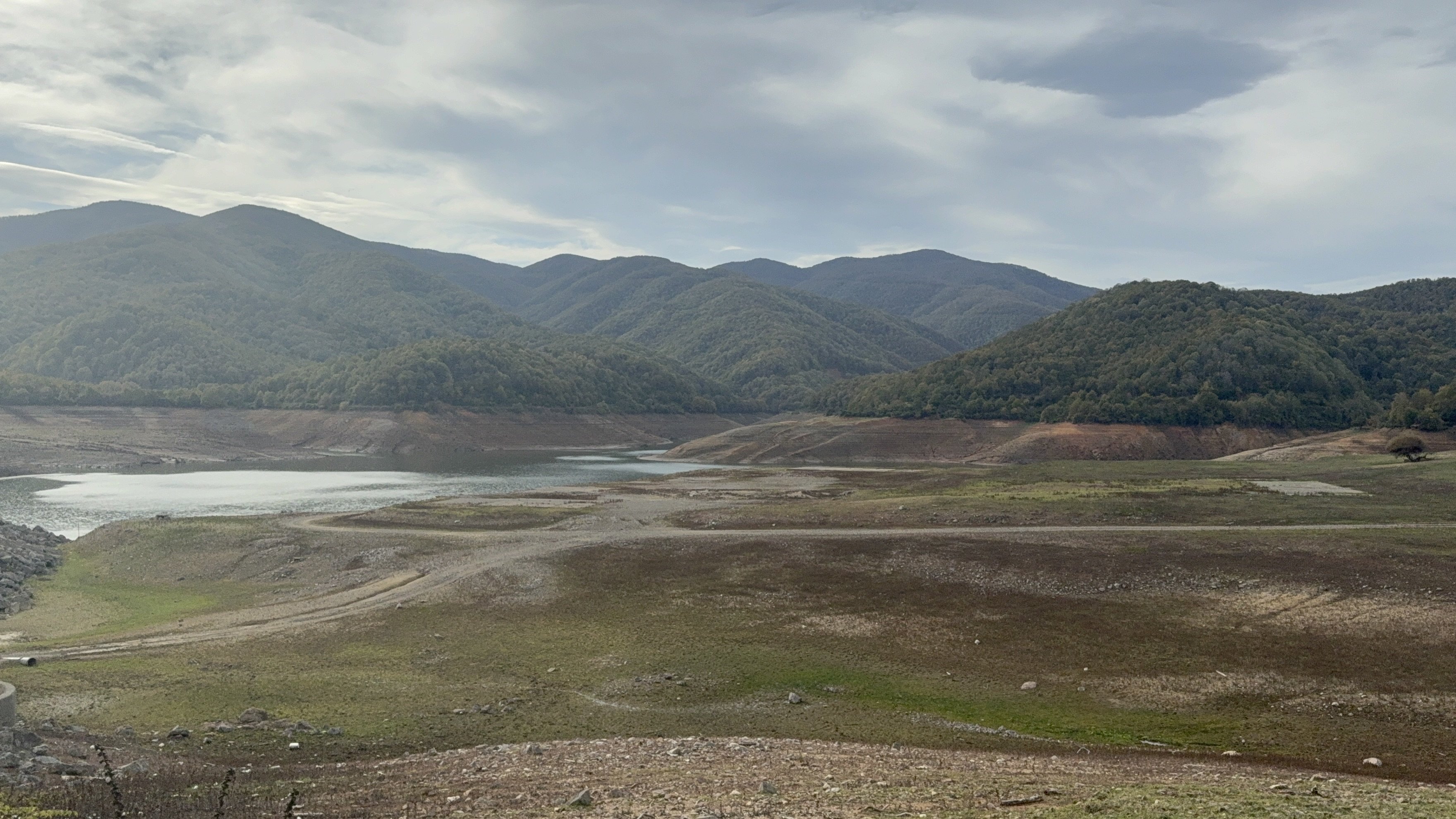 Gökçe Barajı kuruyan alanlar