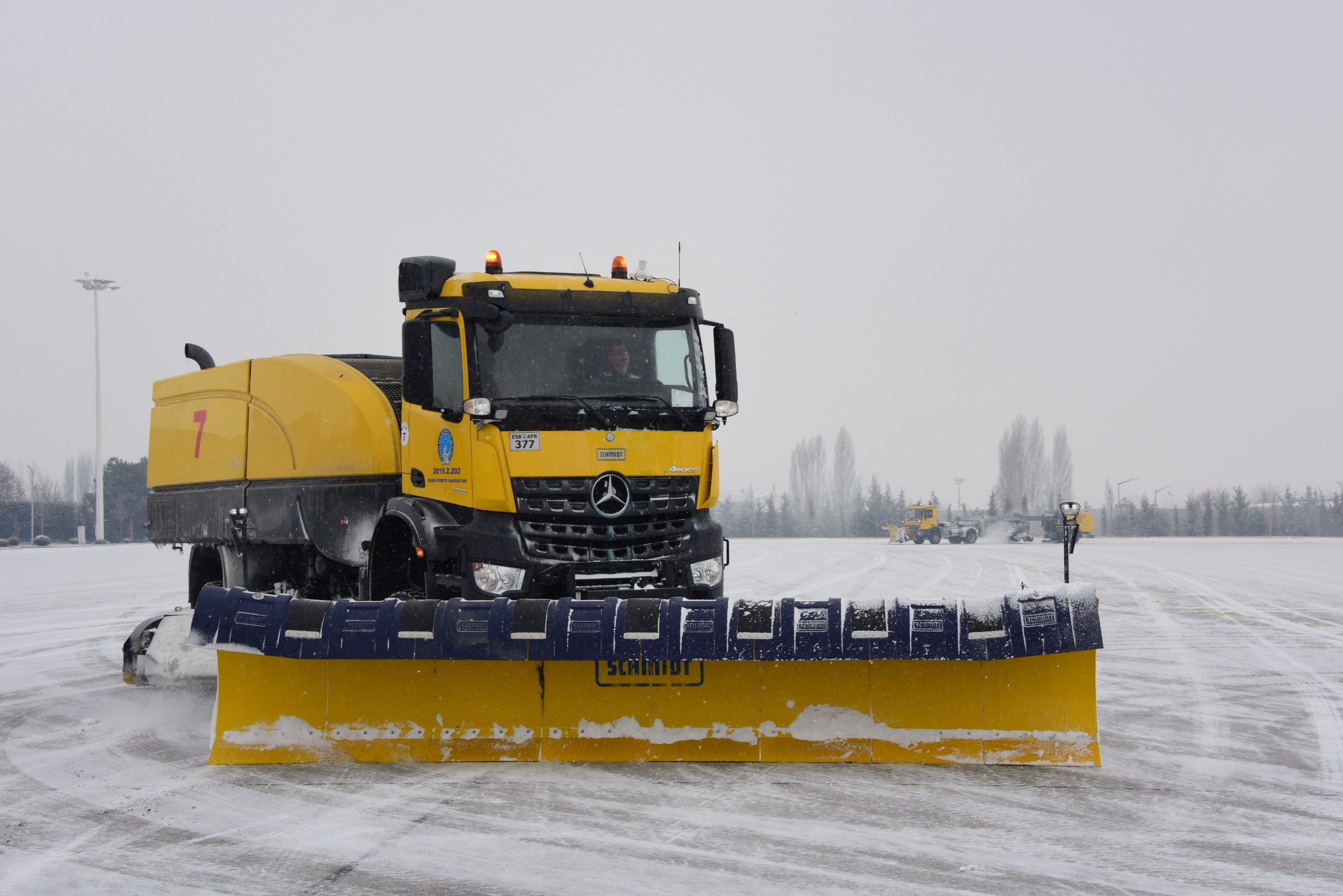 Karla mücadele ekipleri havalimanı