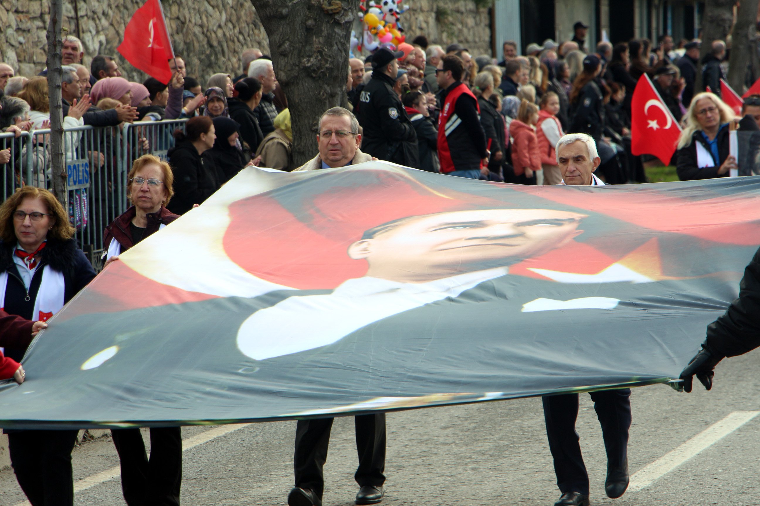 Vatandaşlar Hediyeler İçin Yarışıyor