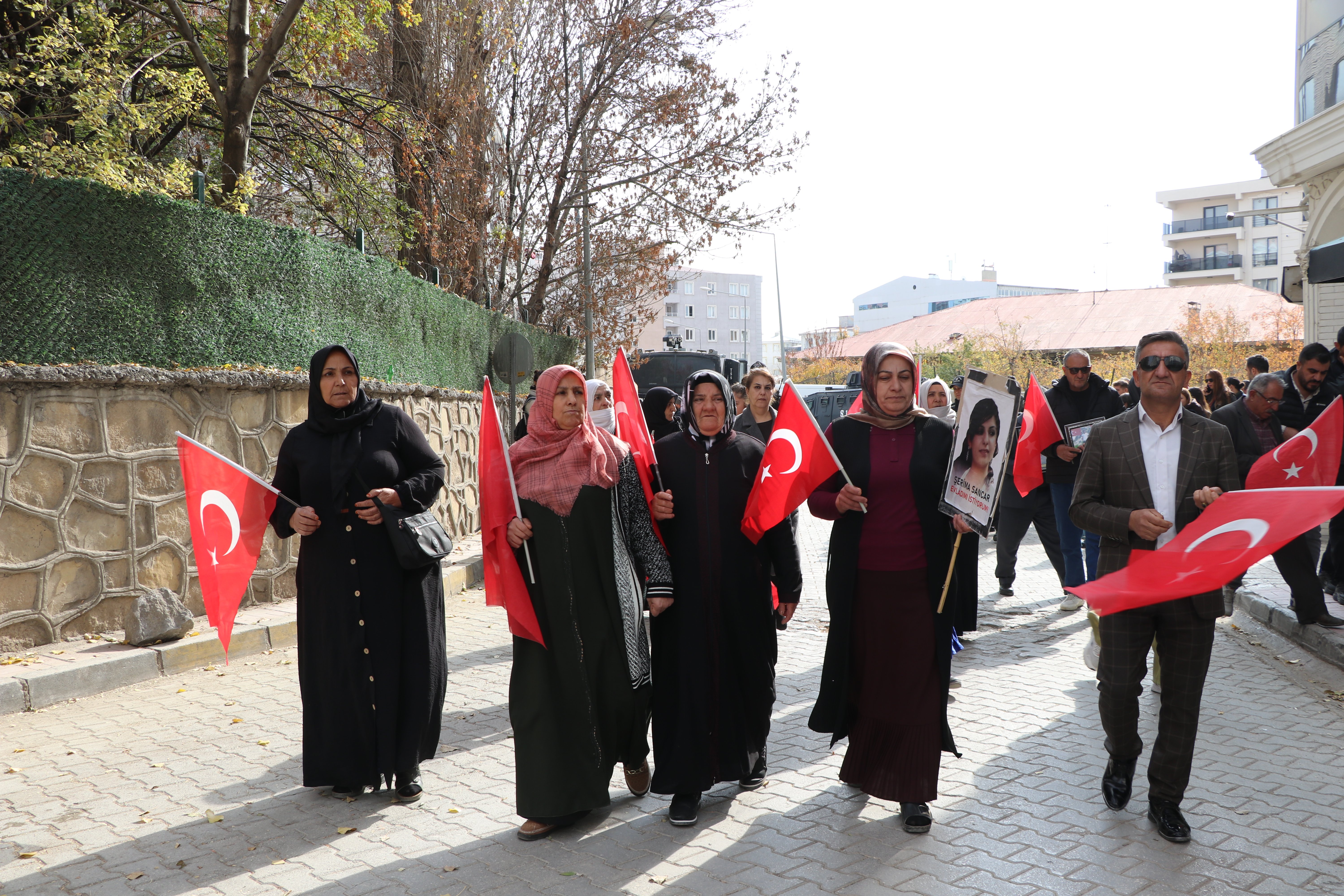 DEM Parti önünde sessiz eylem