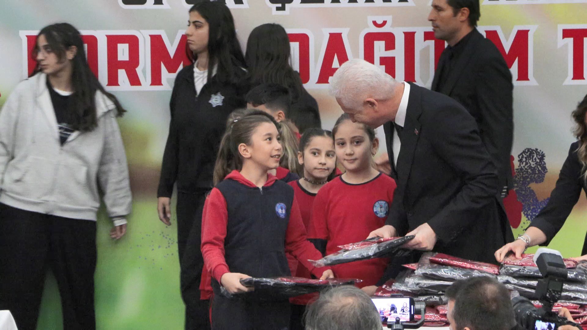 Spor malzemesi dağıtımı