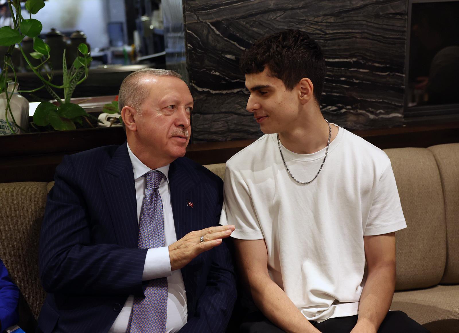 Cumhurbaşkanı Erdoğan vatandaşlarla kafede