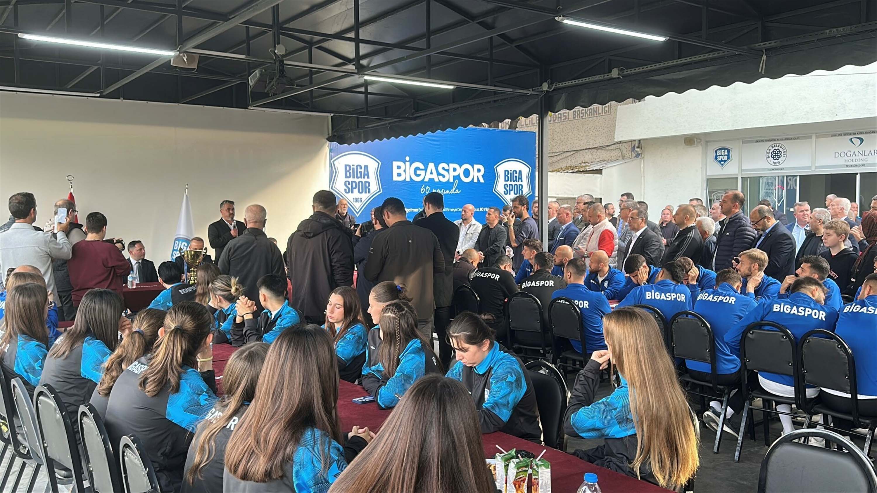 Bülent Turan sporcularla