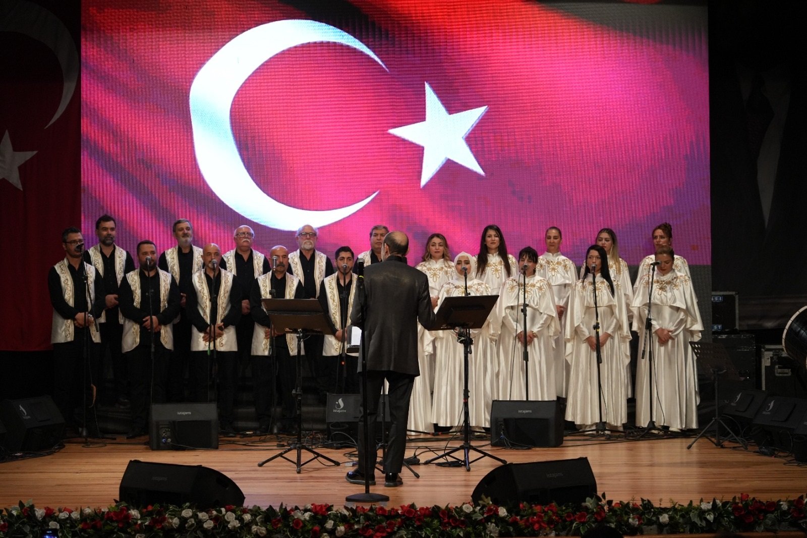 Antakya Medeniyetler Korosu performansı