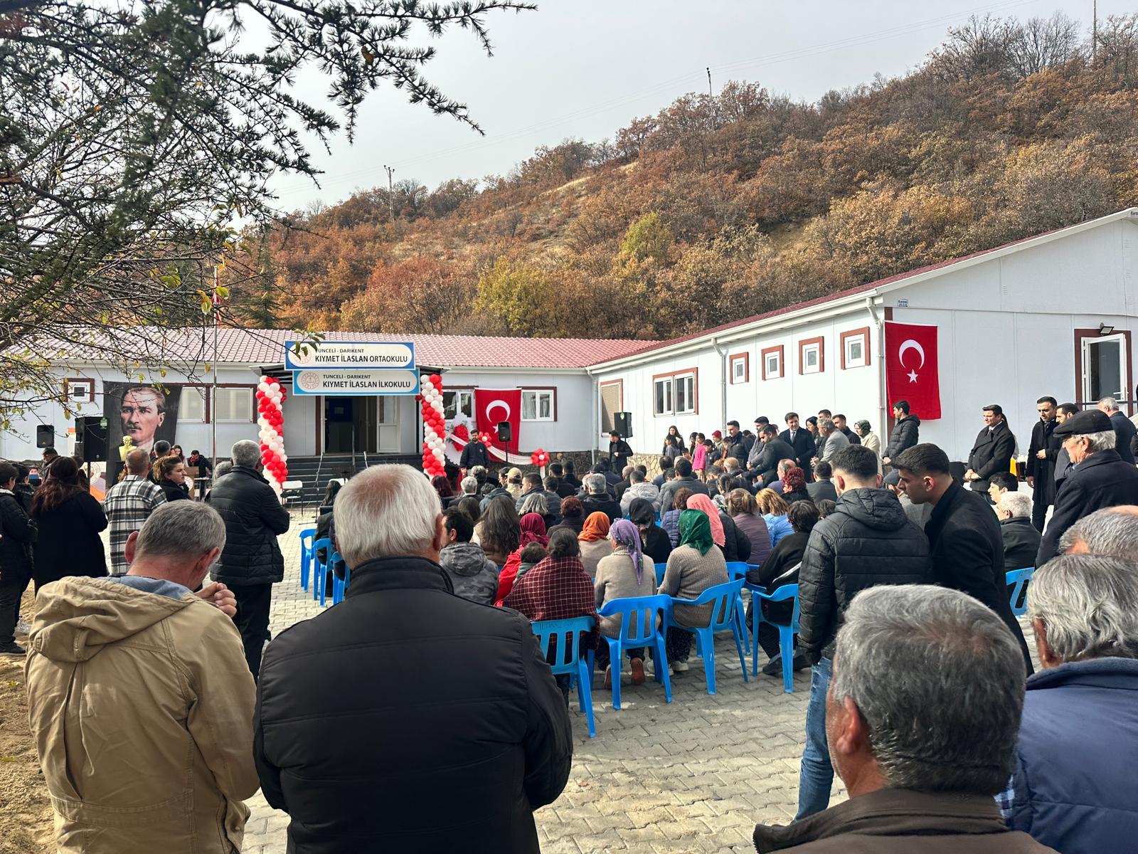 Öğrenciler şiir okuyor