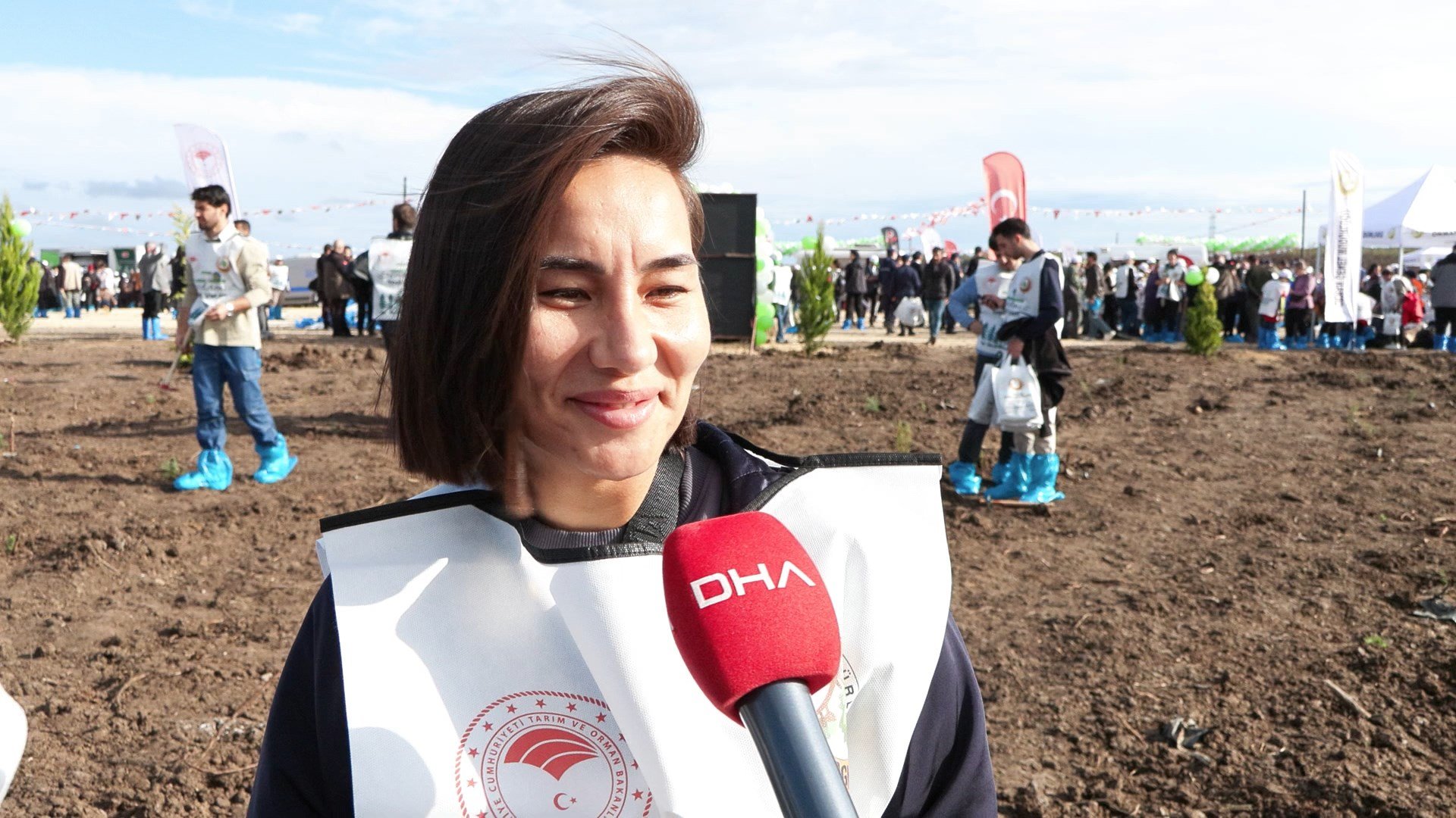 Gençler fidan dikiyor