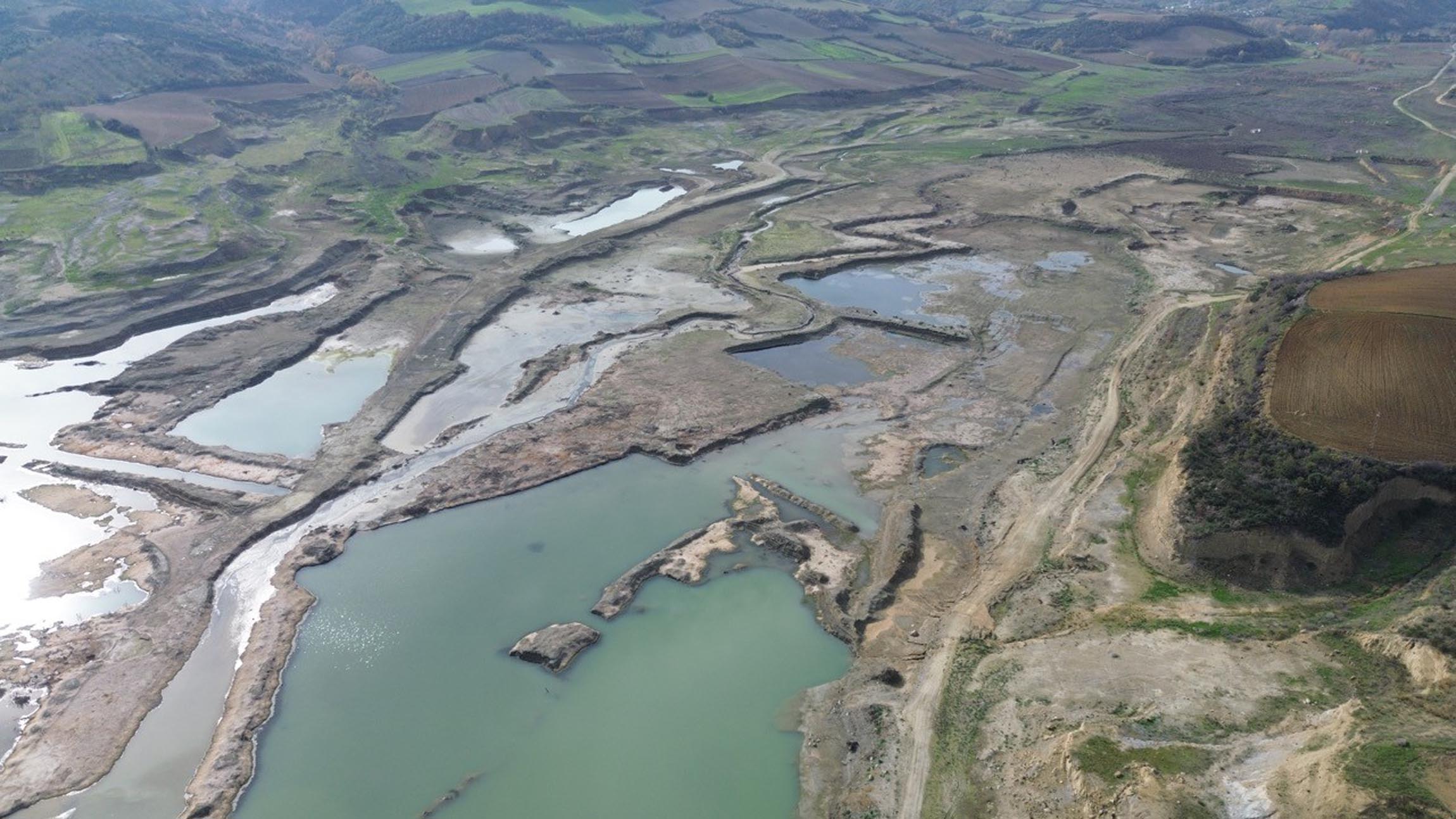 Naip Barajı kuruyan alanlar
