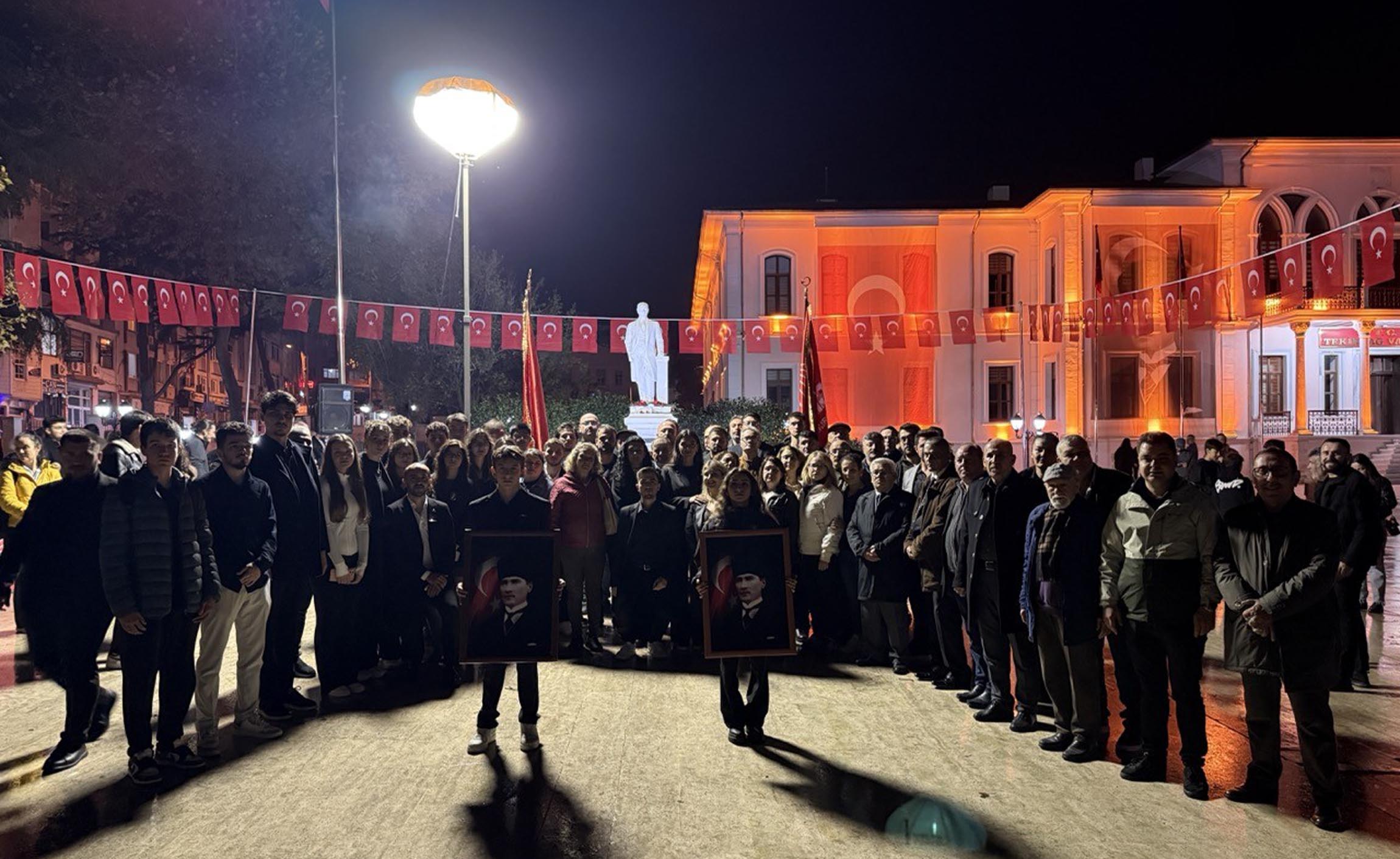 Atatürk Anıtına karanfil bırakılması