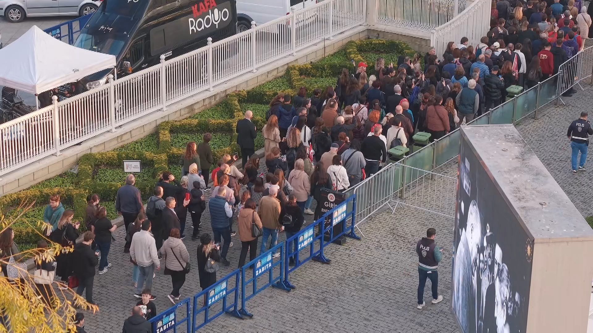 Dolmabahçe Sarayı saygı duruşu