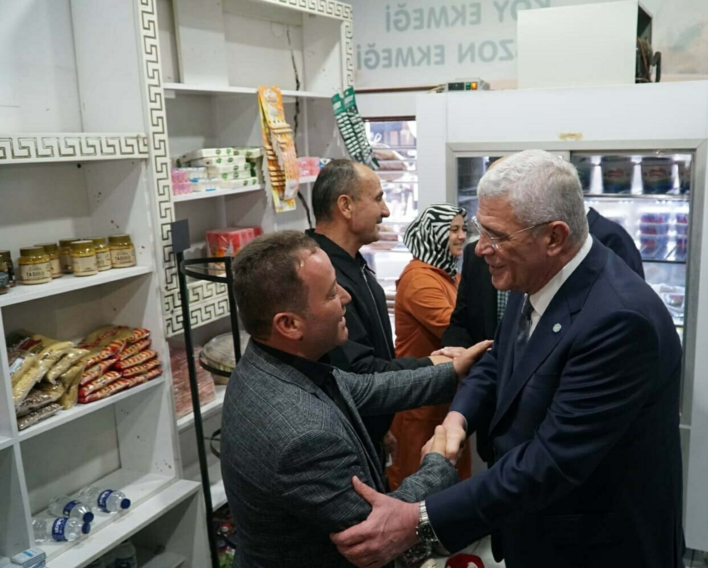 Müsavat Dervişoğlu vatandaşlarla