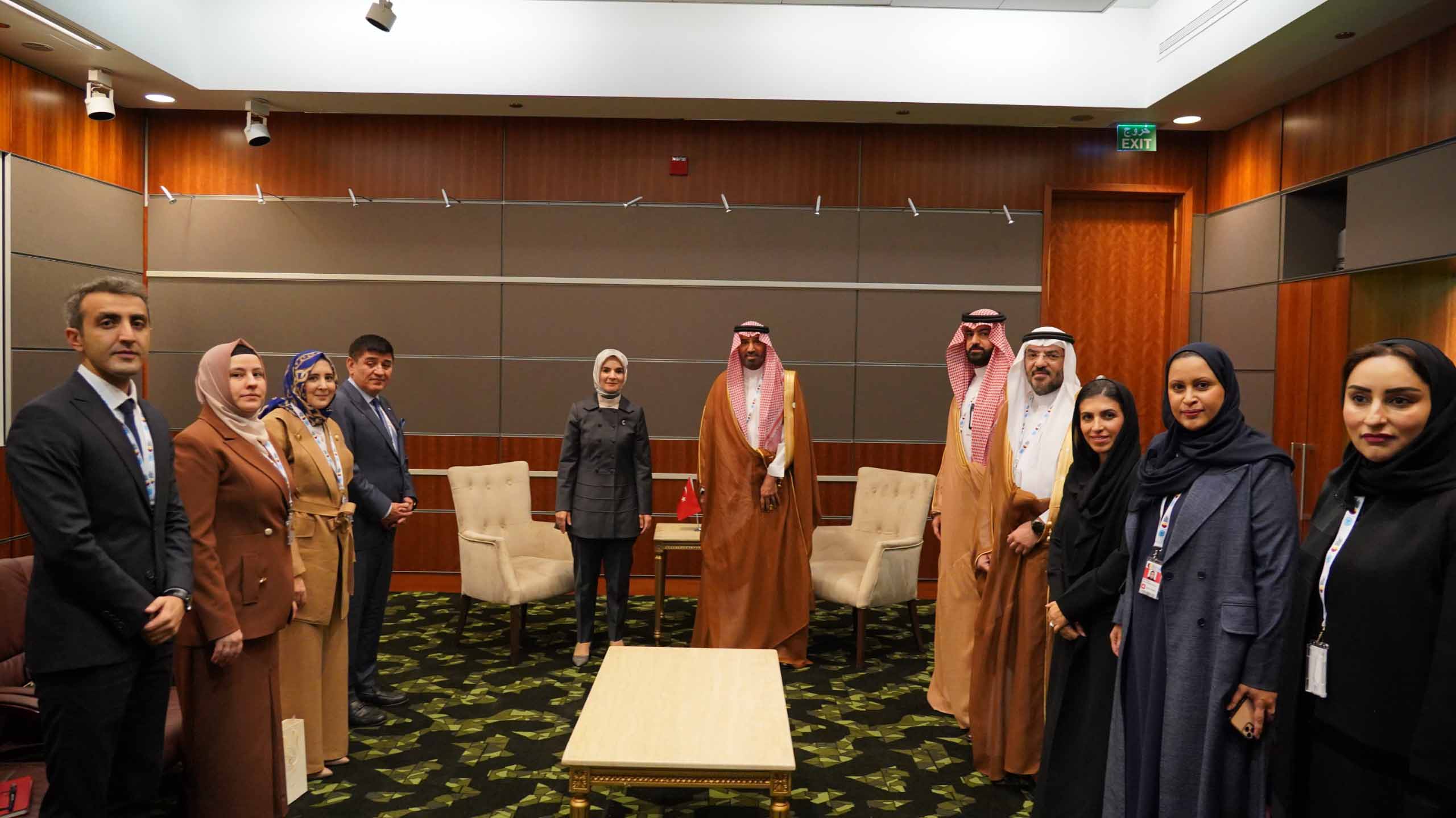 İki bakan el sıkışma