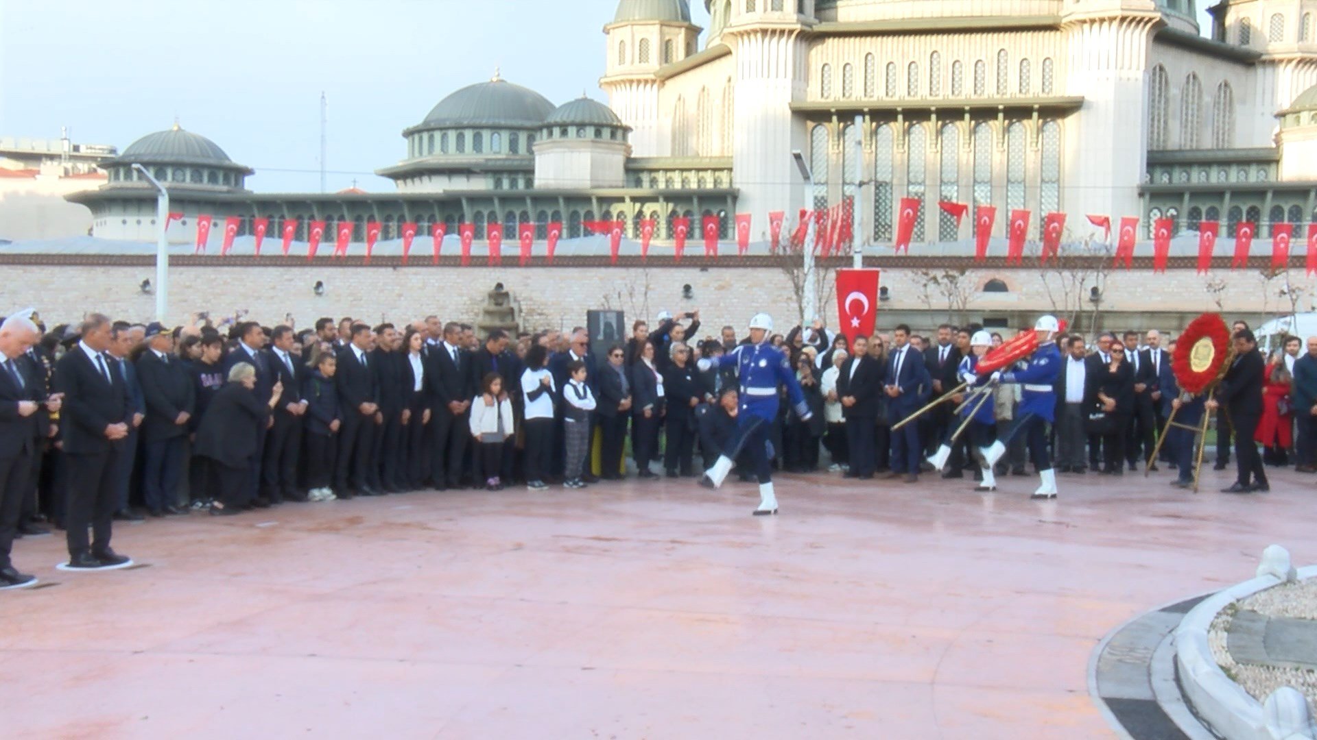 Taksim Cumhuriyet Anıtı Çelenk Töreni