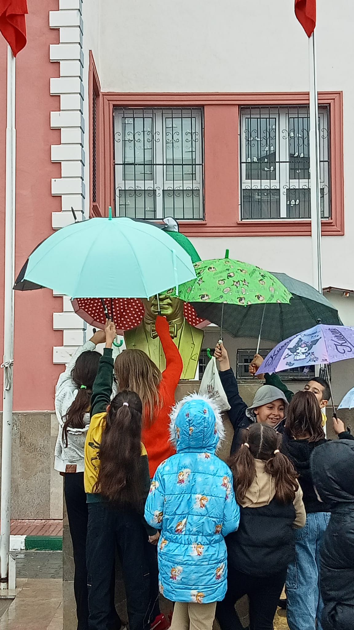 Ceyhan ilkokul öğrencileri Atatürk