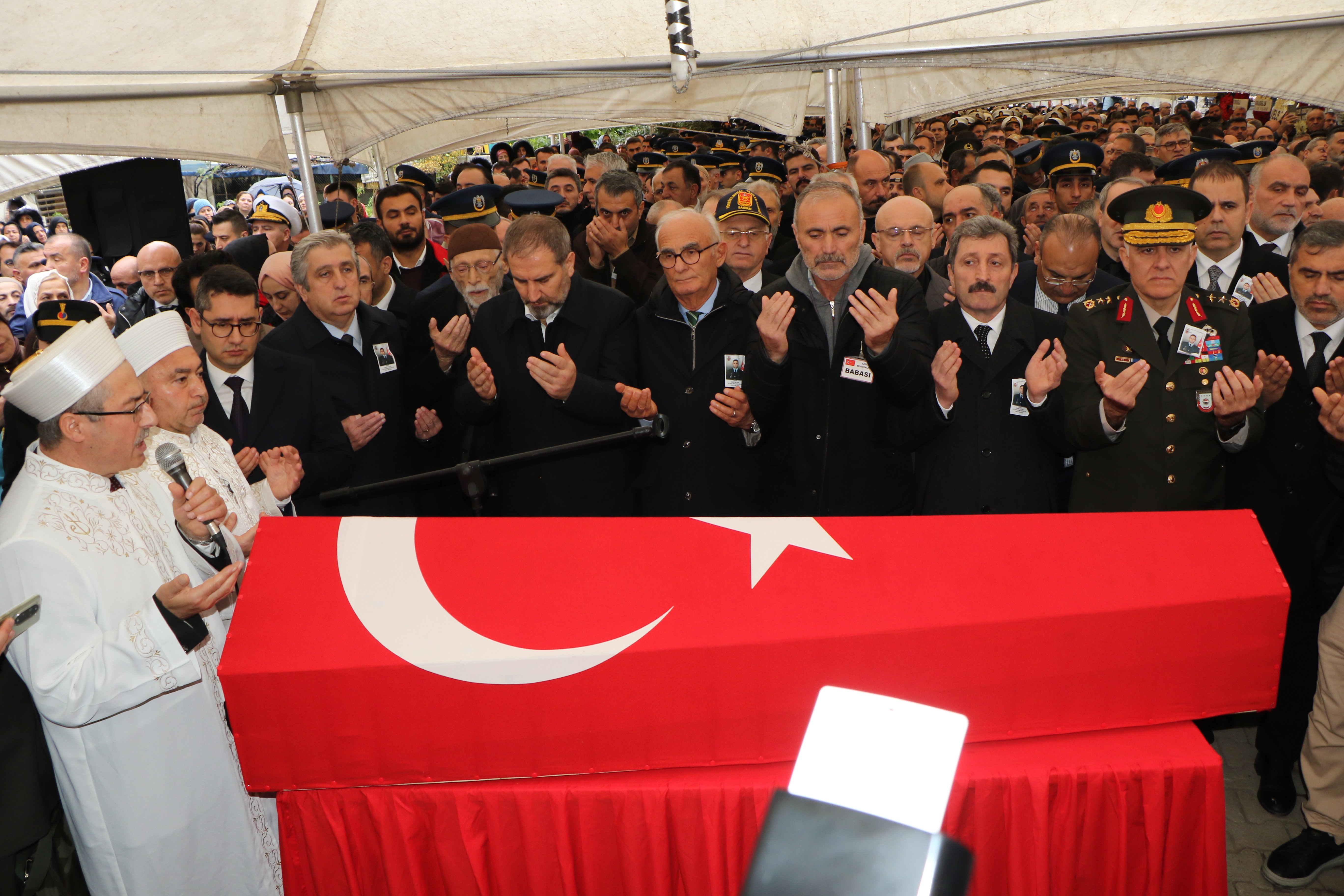 Şehidin kardeşi asker selamı veriyor