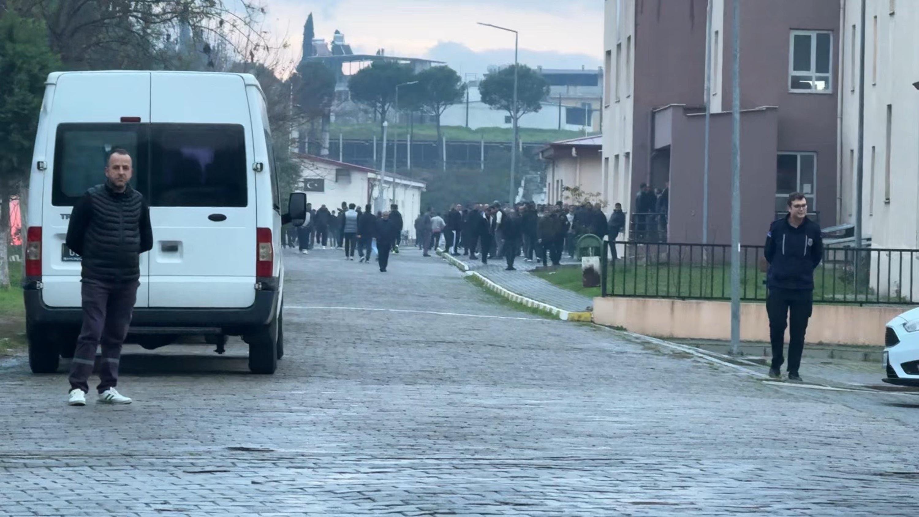 Cezaevi Önü Aileler