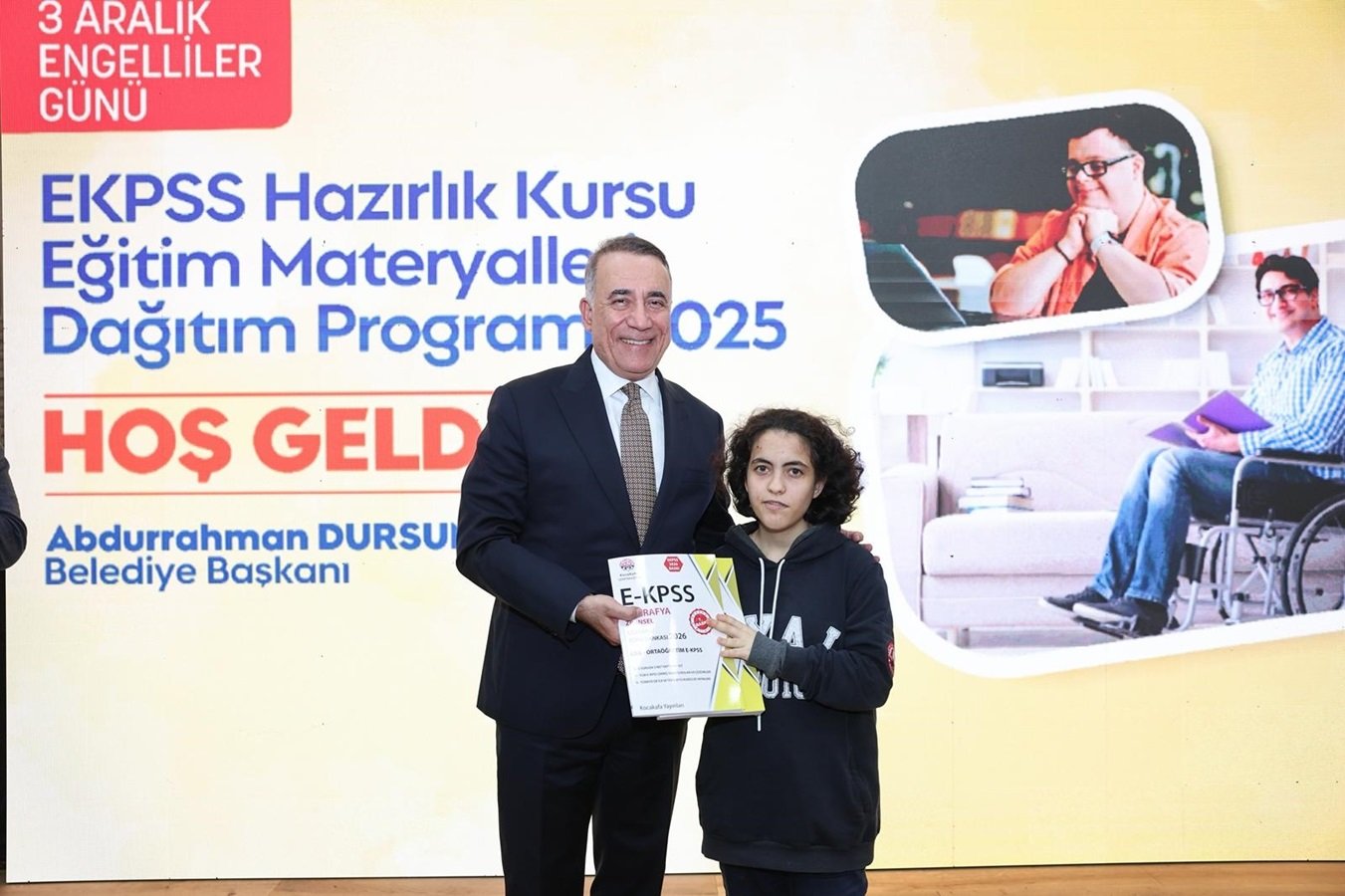 Sultangazi EKPSS kursu öğrencilerine kitap dağıtımı