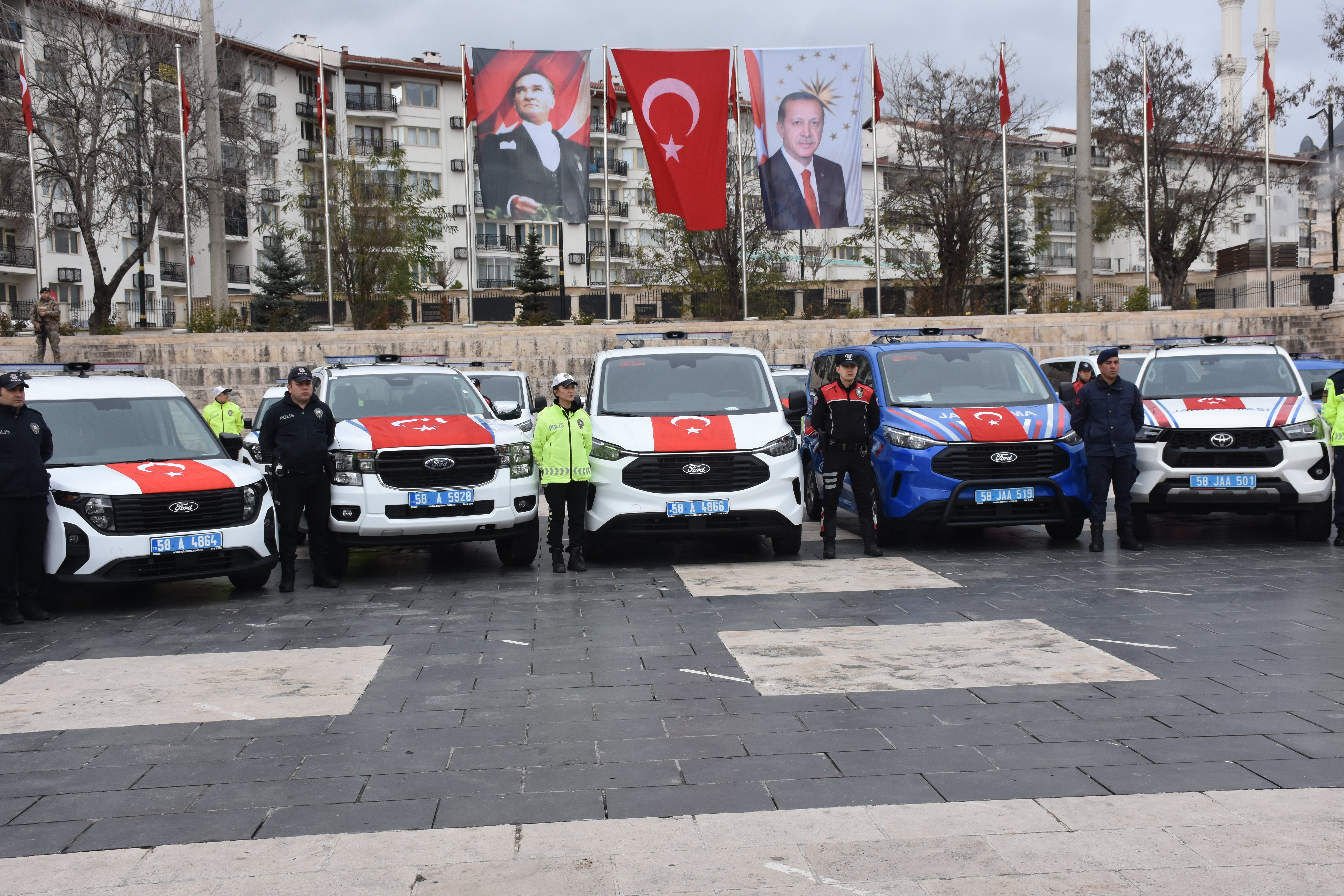 Yılmaz Şimşek ve protokol üyeleri araçları inceliyor