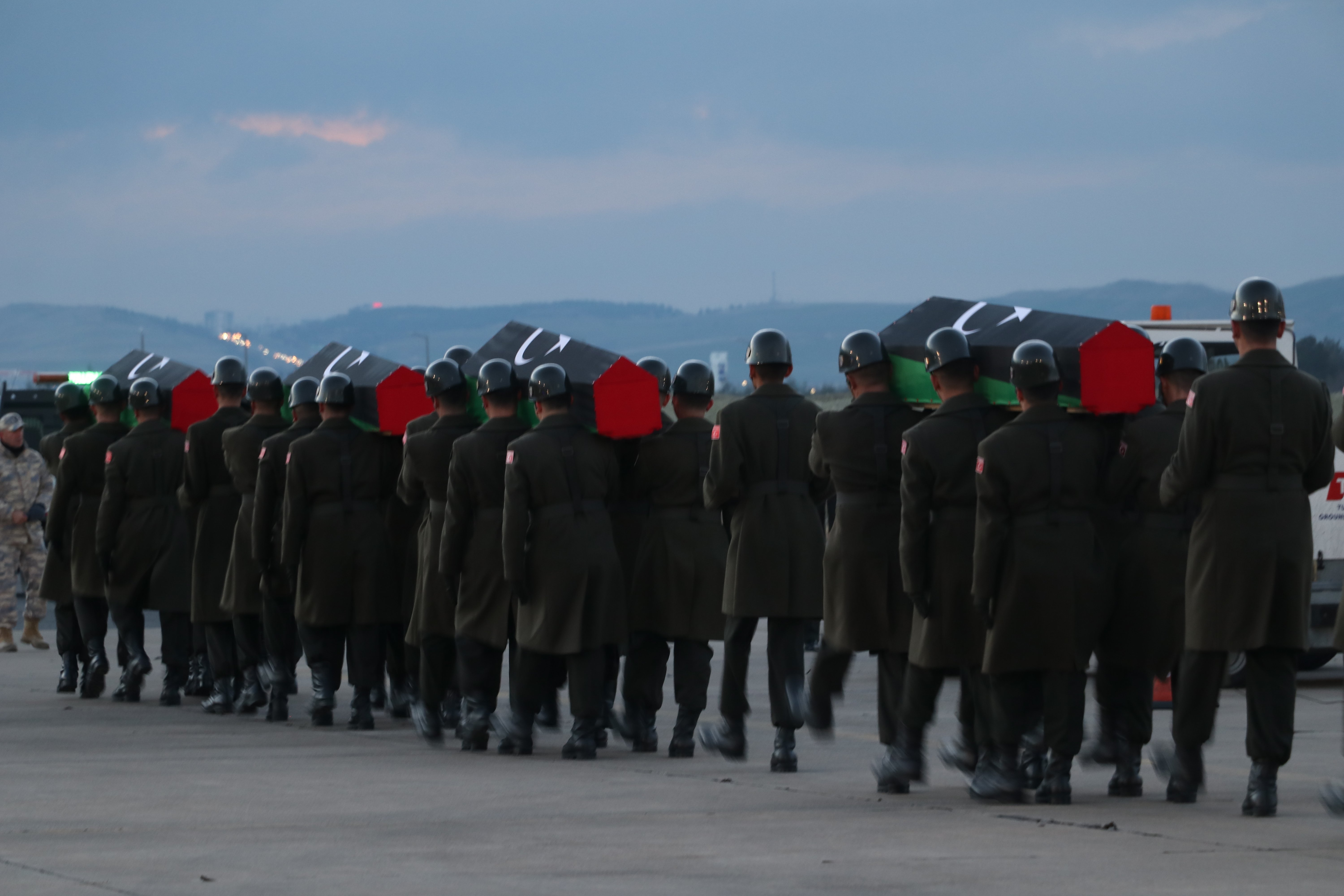 Cenaze töreni katılımcıları