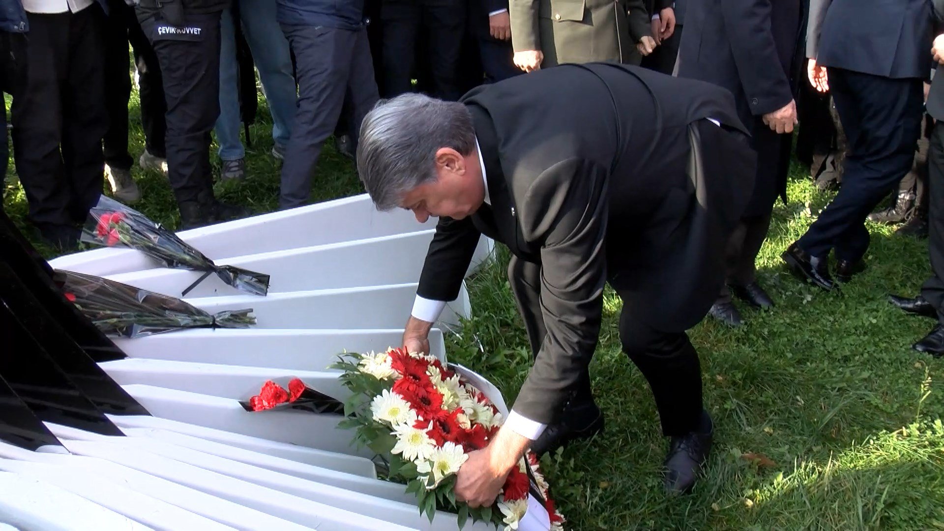 Beşiktaş Şehitleri Anıtına Karanfil Bırakılıyor