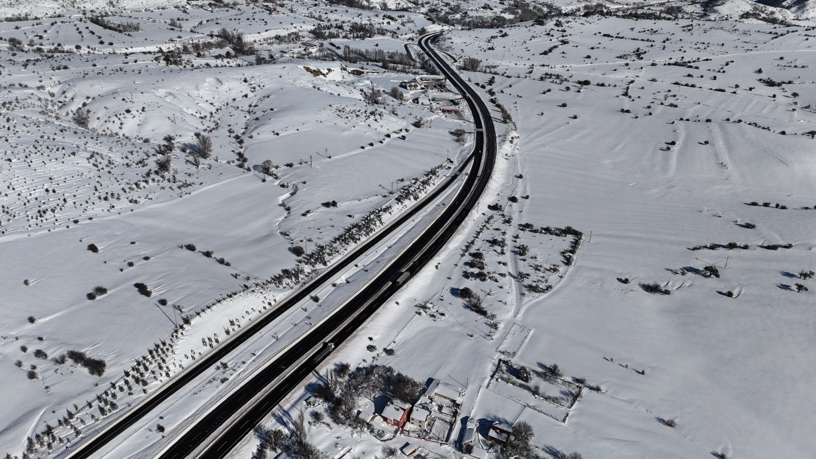 D-100 Karayolu kar nedeniyle kapalı