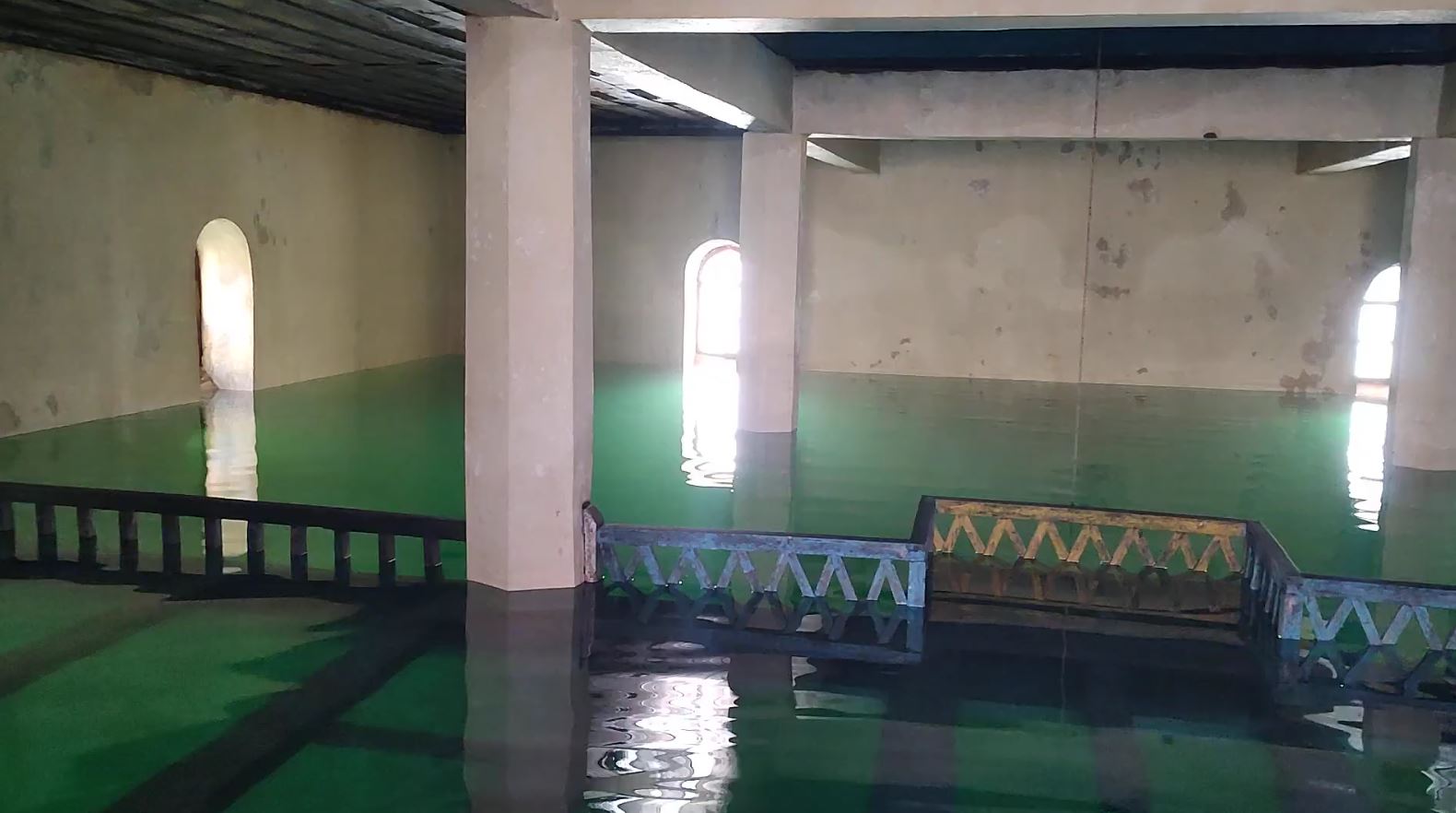 Baraj sularından çıkan cami içi