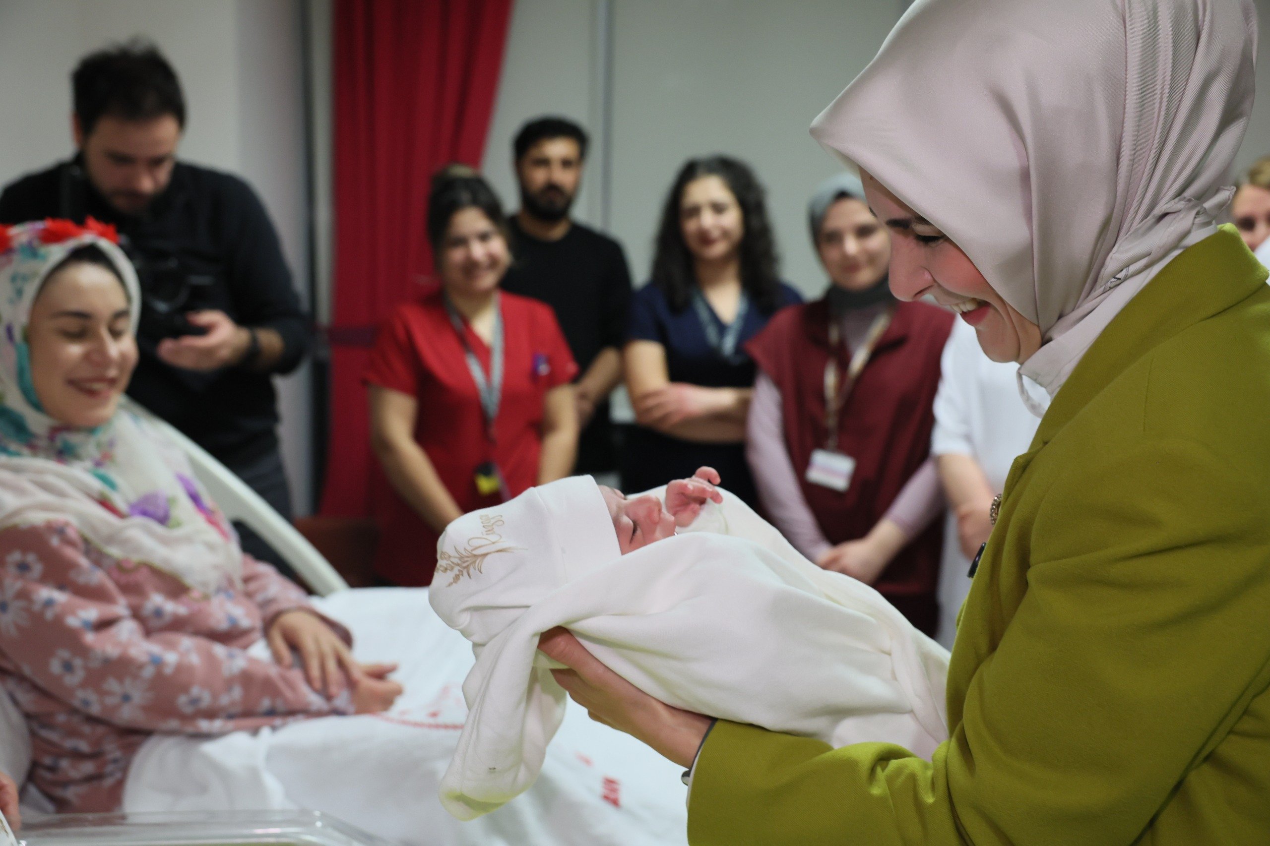 Bakan Göktaş İpek bebeği ziyareti