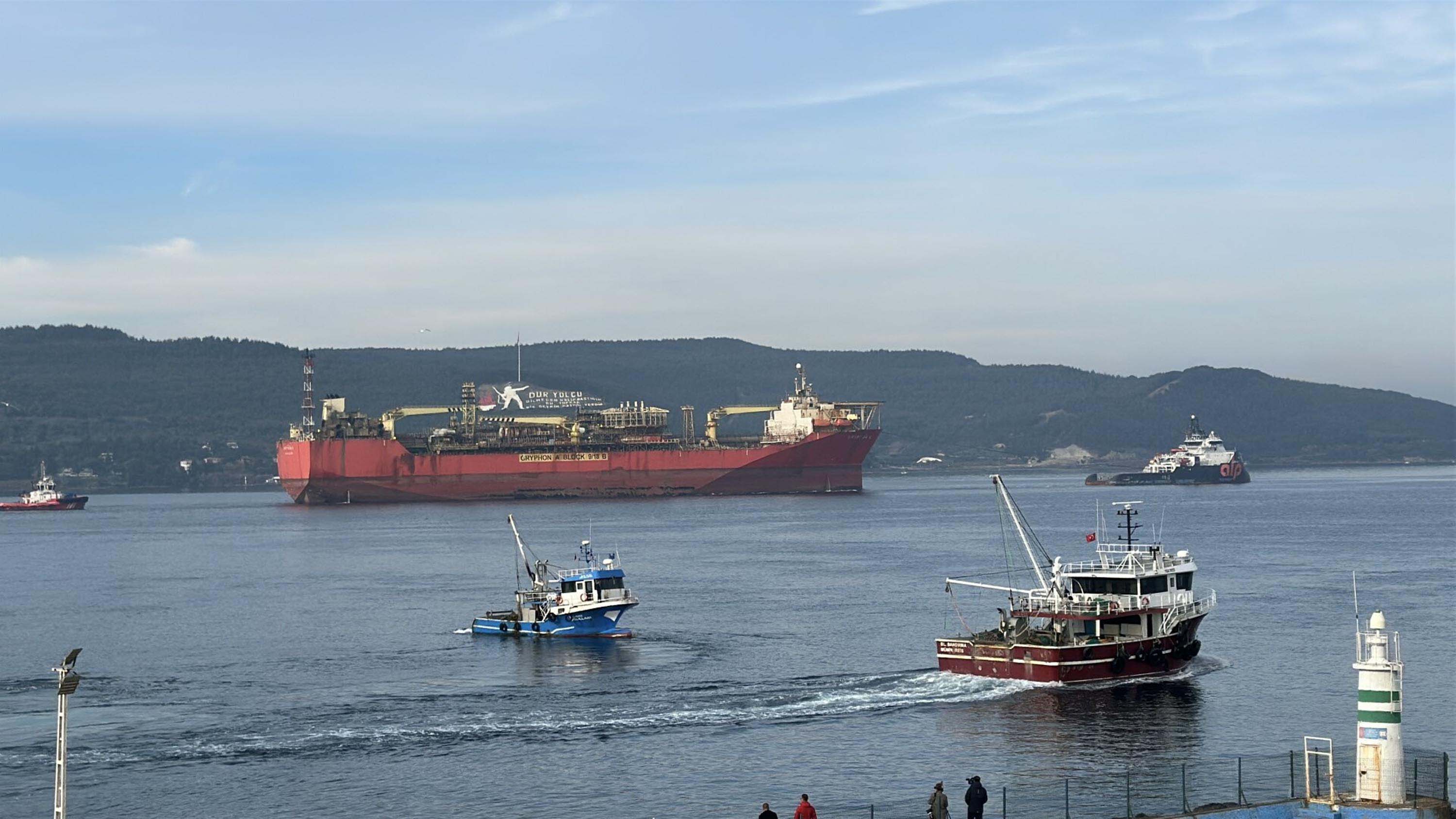 Gryphon A gemisi römorkör eşliğinde