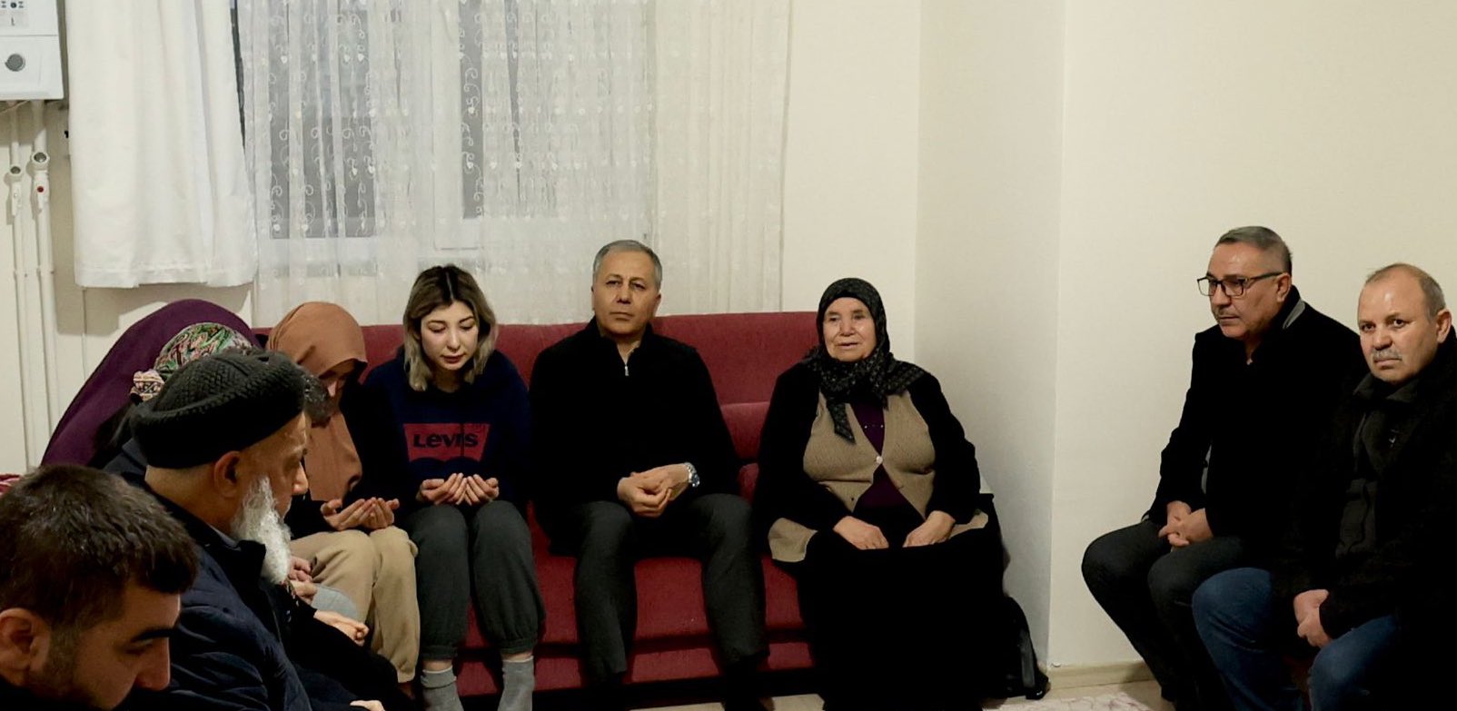 İçişleri Bakanı Ali Yerlikaya Şehit Ailesini Ziyaret Etti