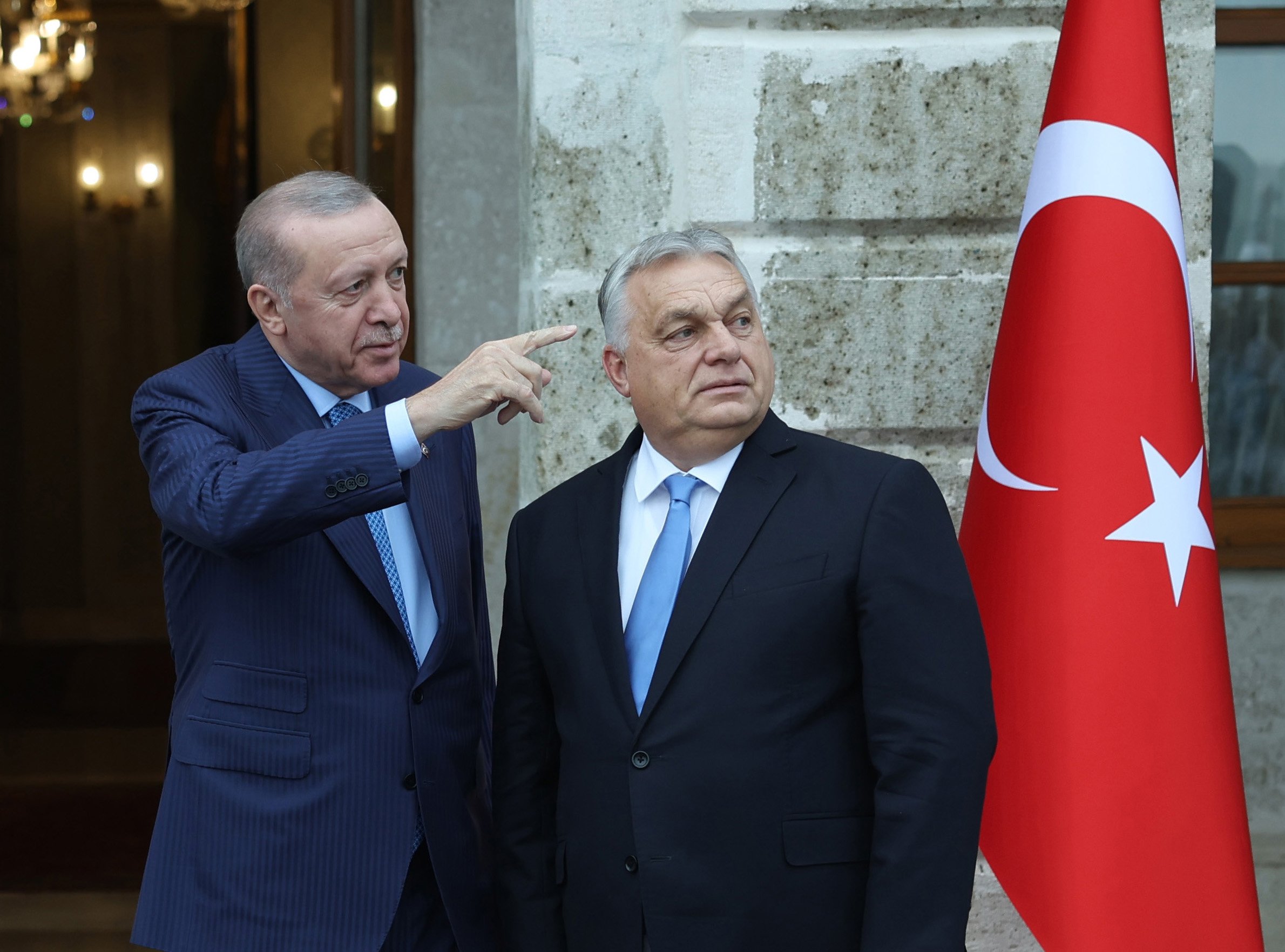 Erdoğan ve Orban askeri tören alayını selamlıyor