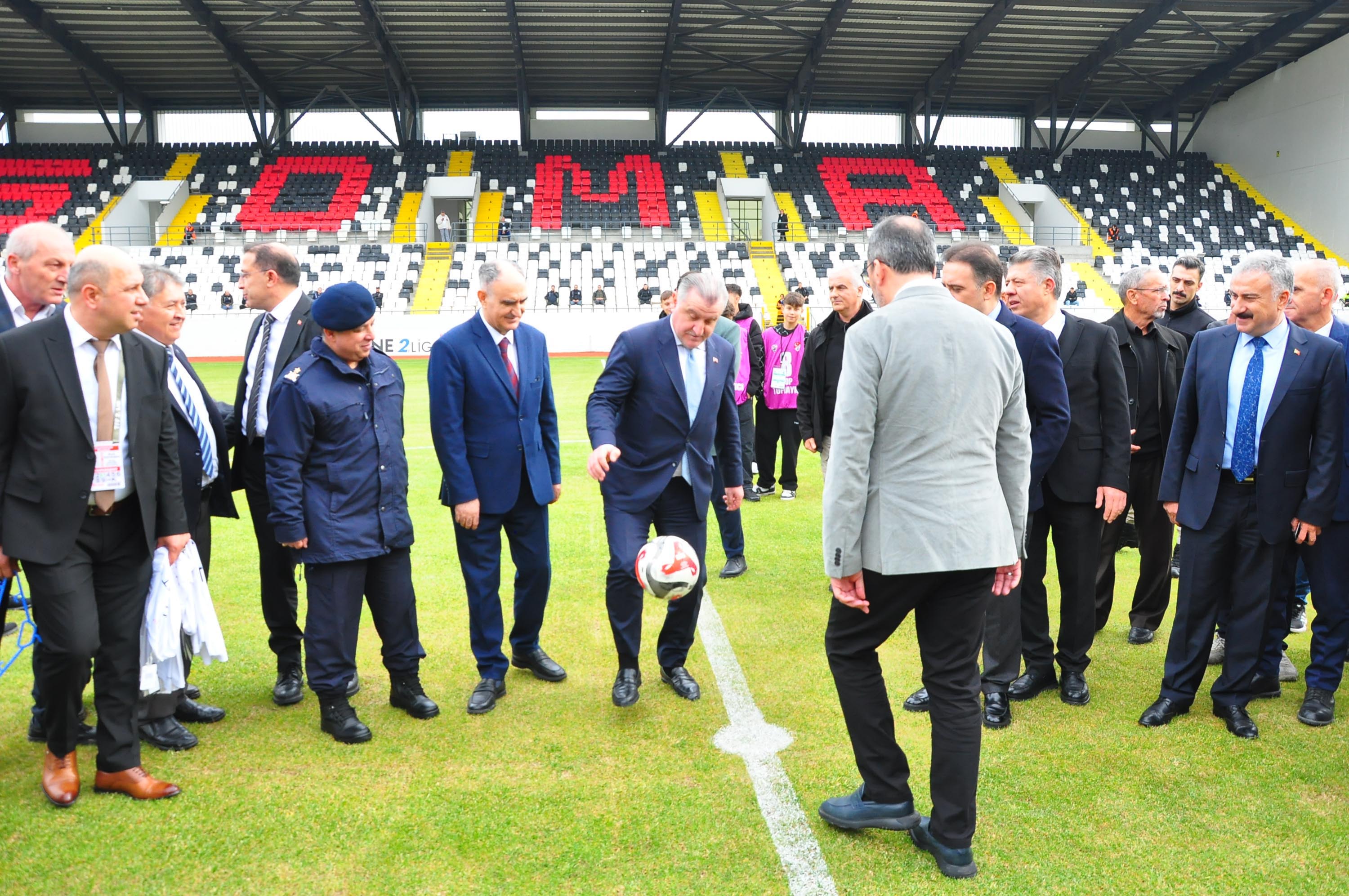 Stad Açılışında Kurdele Kesimi