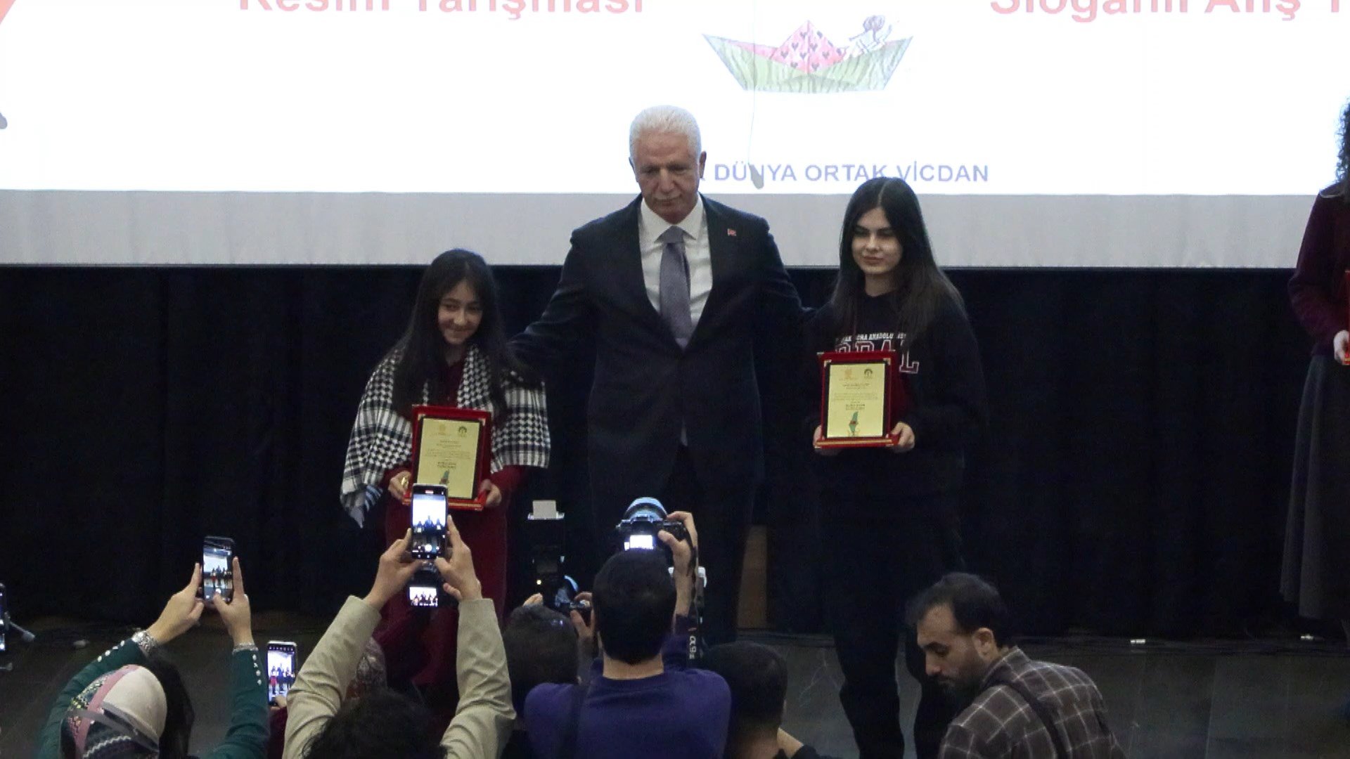 Vali Davut Gül öğrencilerle