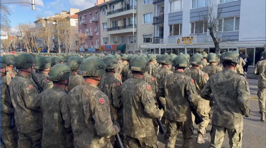 Askeri Öğrenciler Anıtkabir Önünde