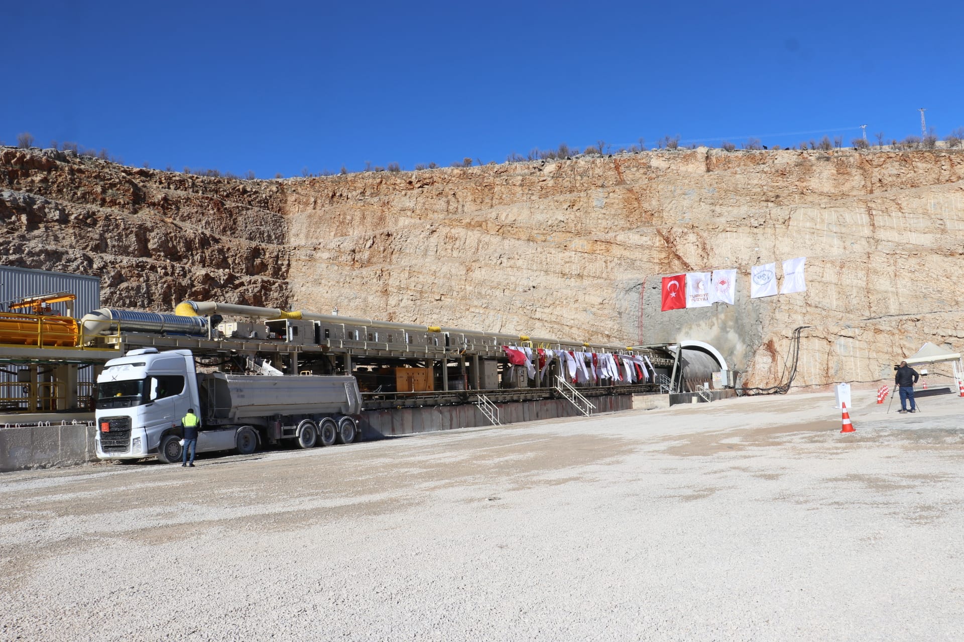 Bakan Yumaklı işçilerle bir arada