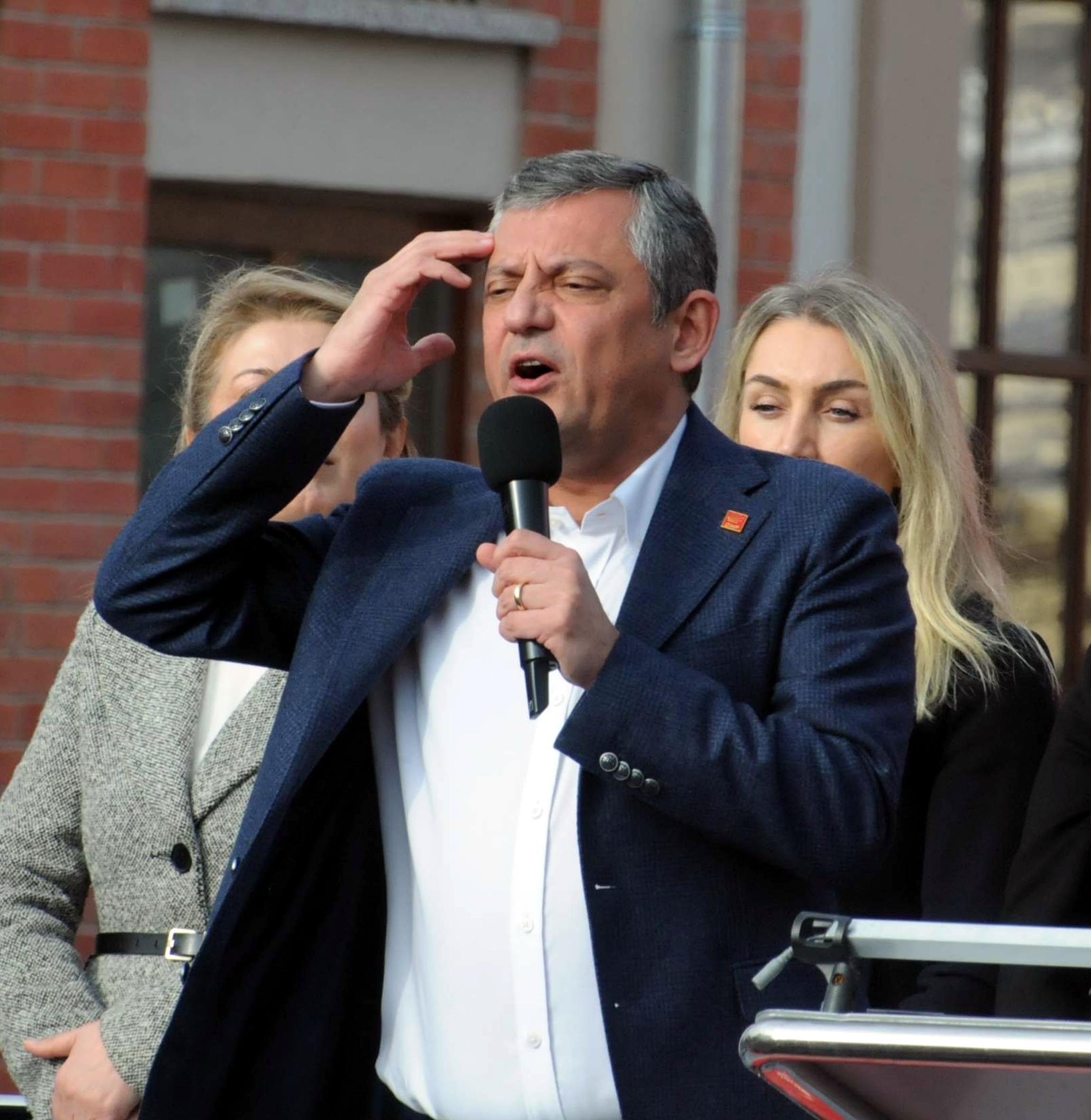 Özgür Özel kalabalığa hitap ediyor