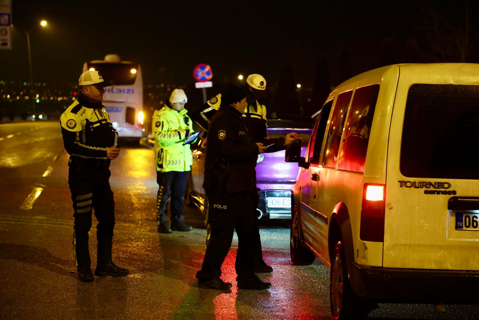 Polis ekipleri yılbaşı denetimi