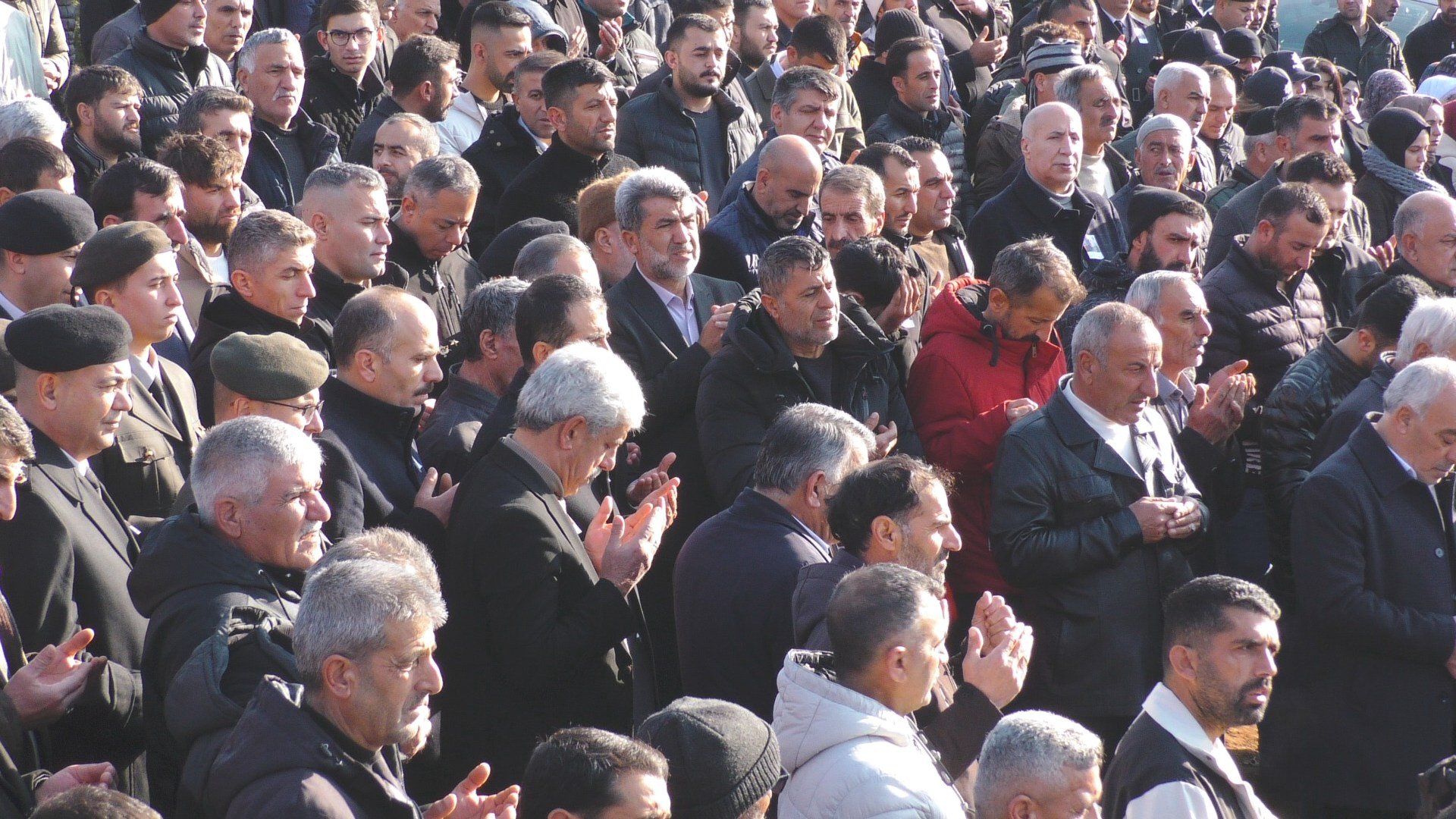 Taner Arı mezarlıkta