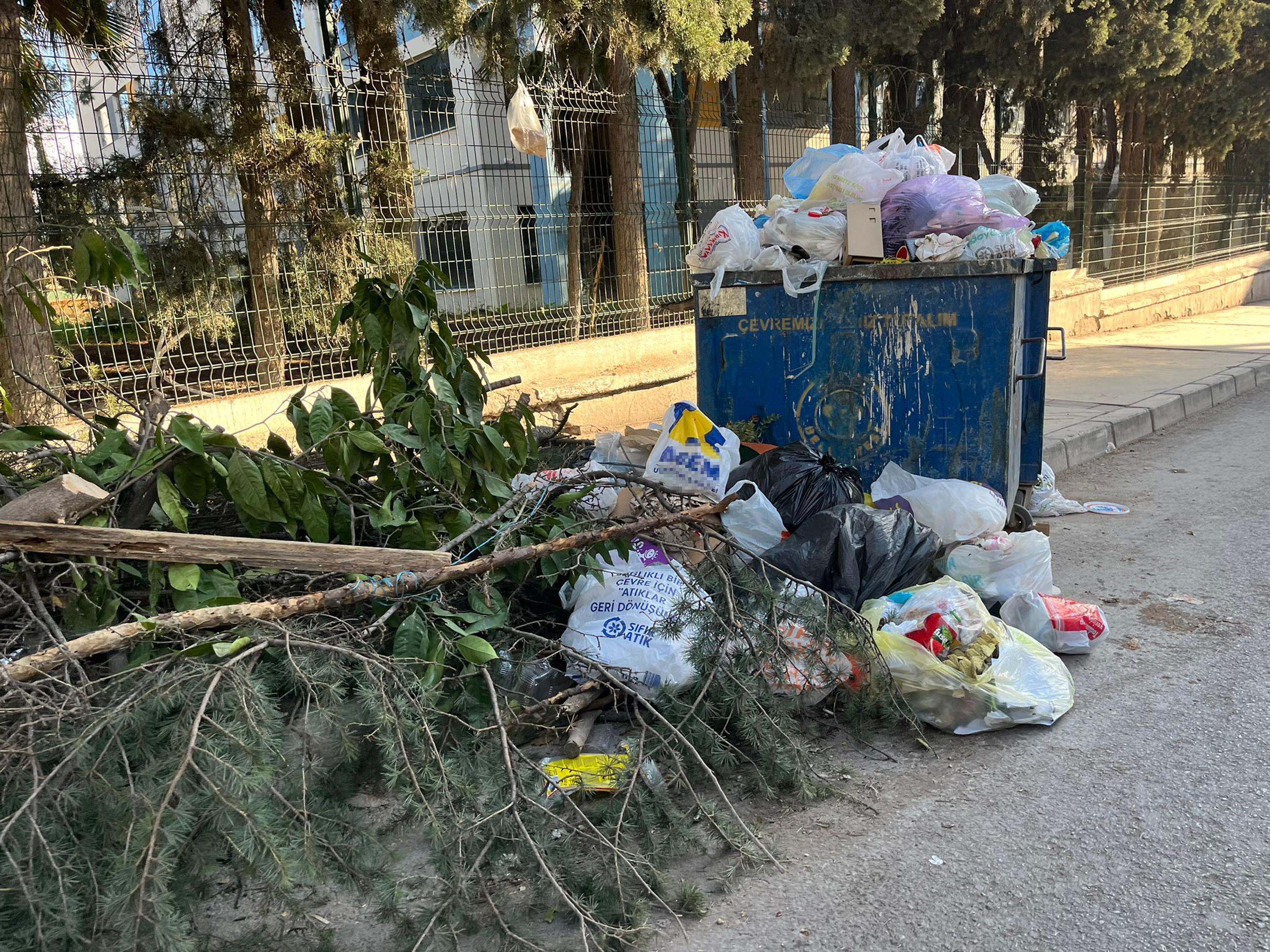 Buca Belediyesi önünde toplanan işçiler