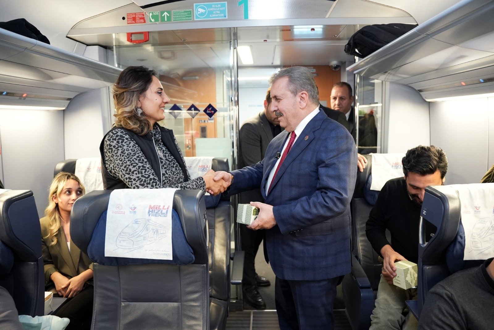 Mustafa Destici YHTde yolcularla