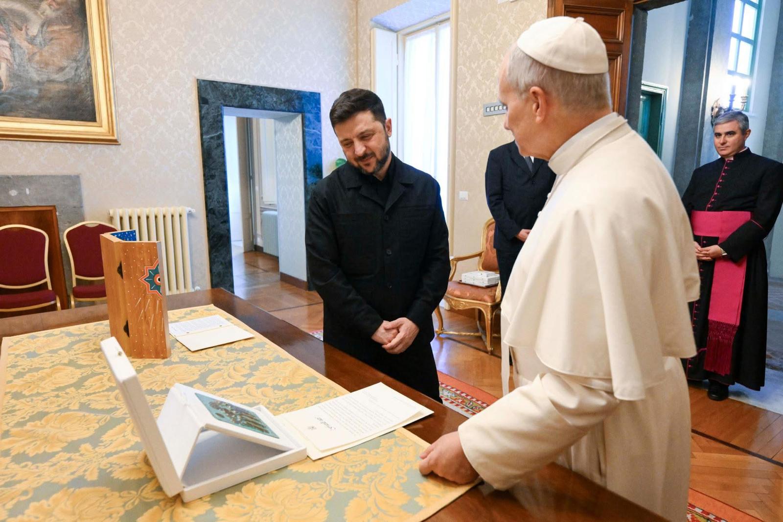 Zelenskiy Papa Francesco ile görüşüyor