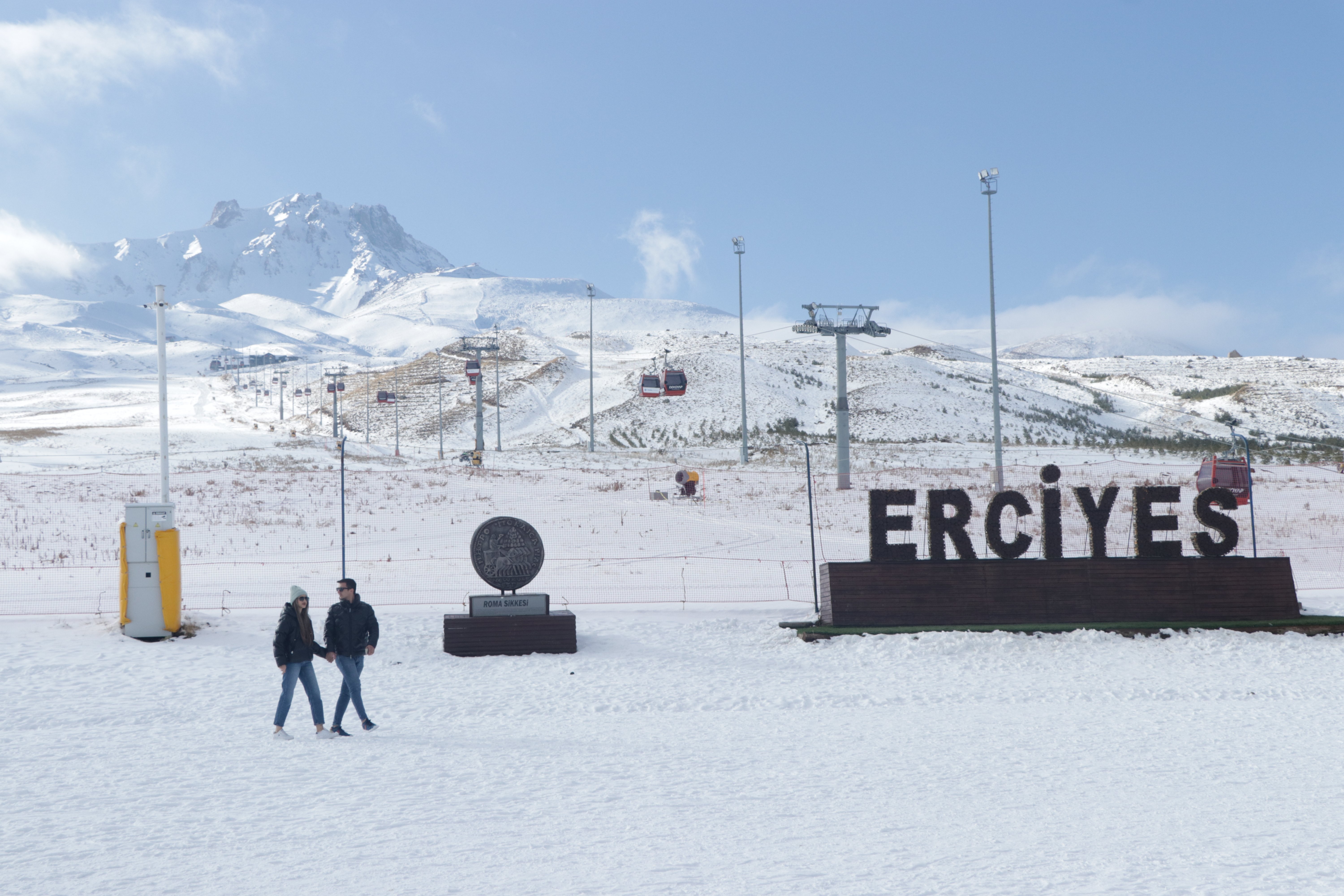 Hakan Fidan büyükelçilik personeliyle