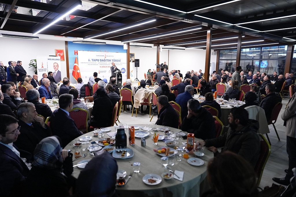 Sancaktepe Belediye Başkanı Alper Yeğin vatandaşa tapusunu teslim ediyor