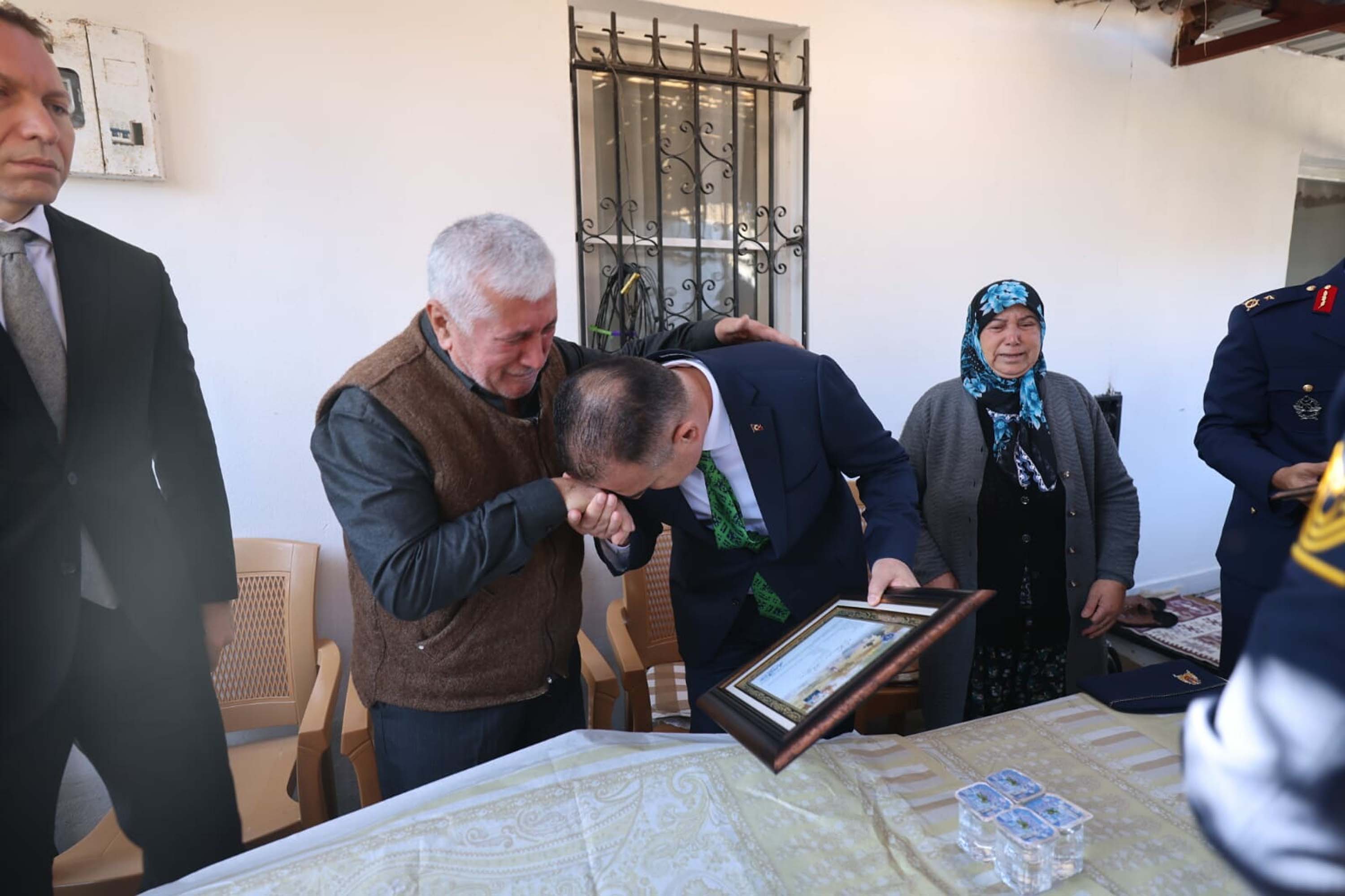 Vali İdris Akbıyık şehit ailesini ziyaret ediyor