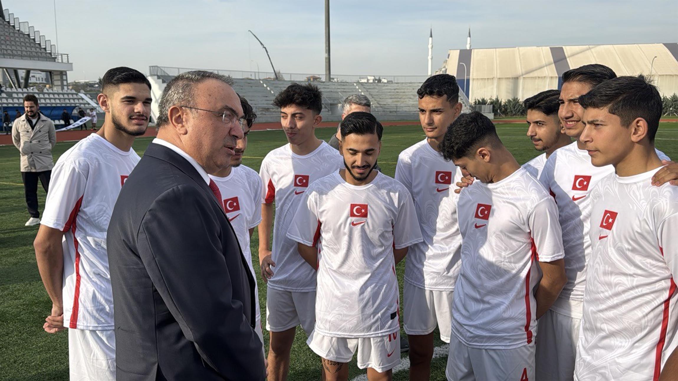 Tekirdağ Valisi Recep Soytürk futbol maçında başlama vuruşu yapıyor